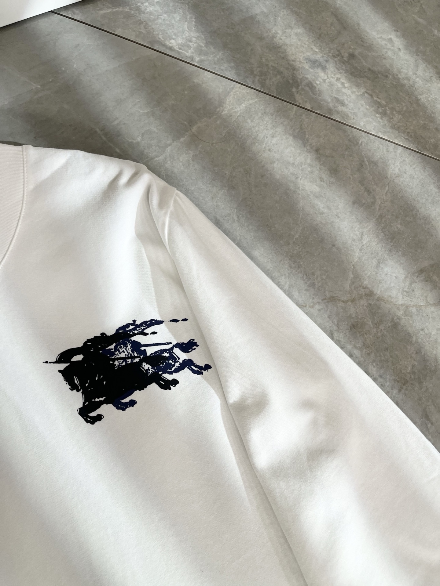 Bur*erry 巴*莉 2025秋冬新款男士打底衫，品牌最新设计元素！既不单调也不复杂,恰到好处的展现