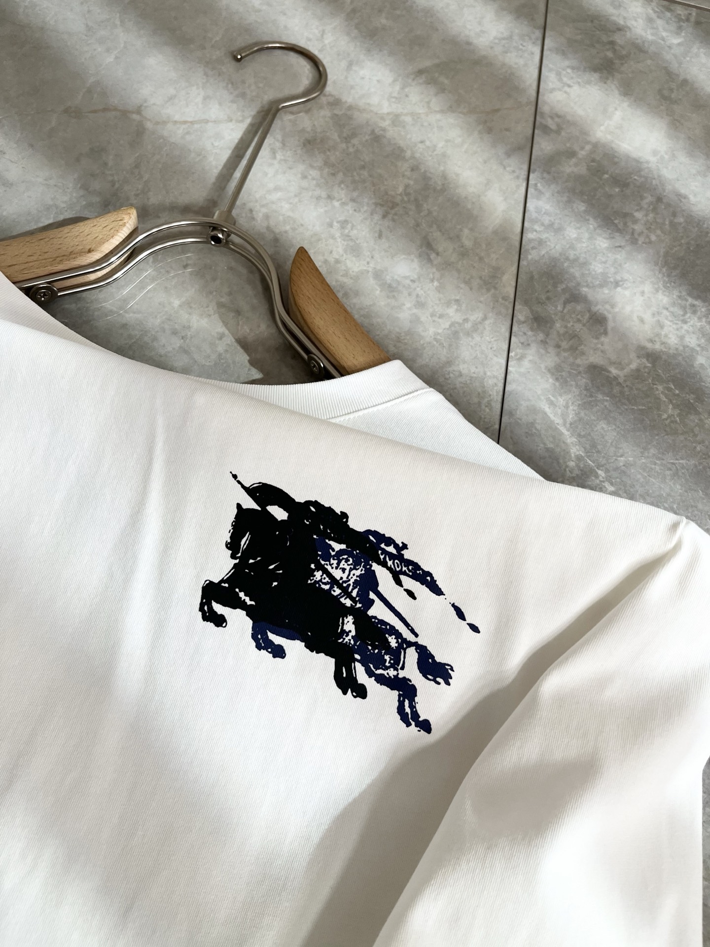 Bur*erry 巴*莉 2025秋冬新款男士打底衫，品牌最新设计元素！既不单调也不复杂,恰到好处的展现