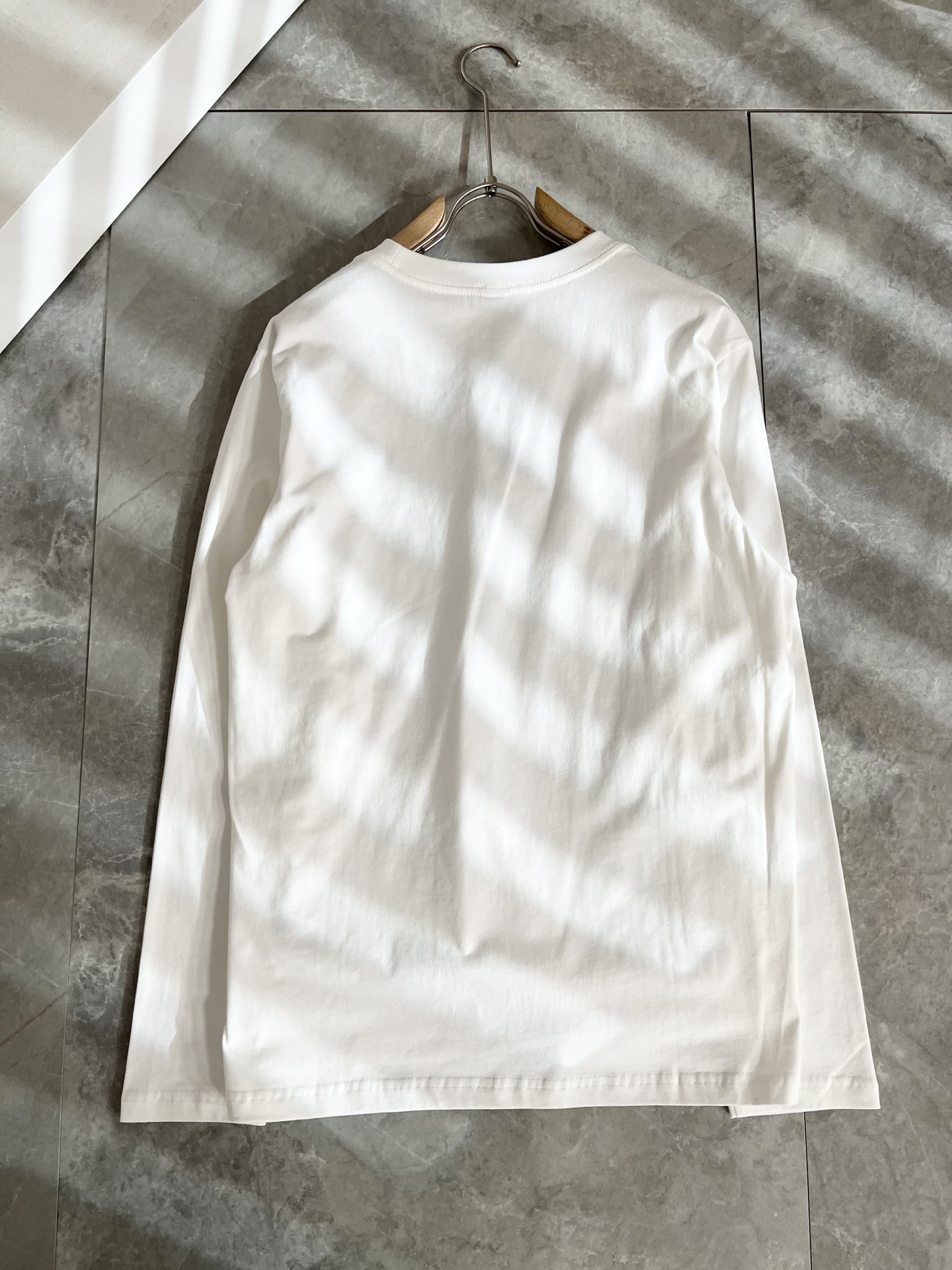 Bur*erry 巴*莉 2025秋冬新款男士打底衫，品牌最新设计元素！既不单调也不复杂,恰到好处的展现