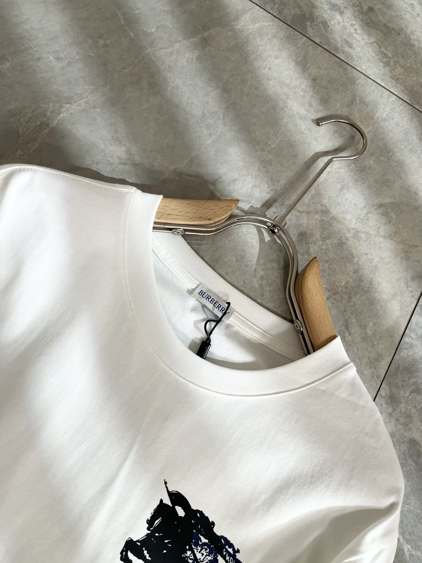 Bur*erry 巴*莉 2025秋冬新款男士打底衫，品牌最新设计元素！既不单调也不复杂,恰到好处的展现