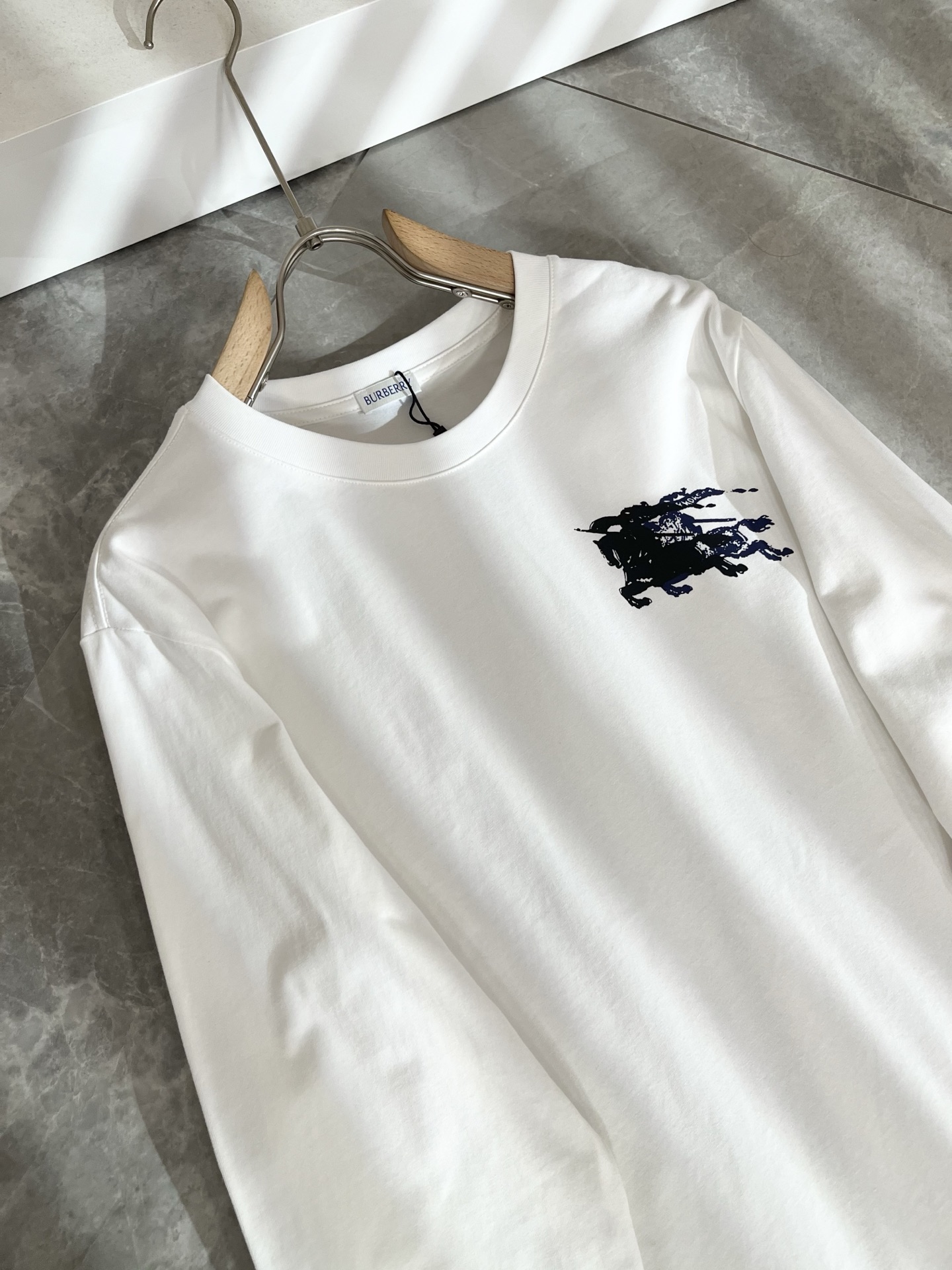 Bur*erry 巴*莉 2025秋冬新款男士打底衫，品牌最新设计元素！既不单调也不复杂,恰到好处的展现