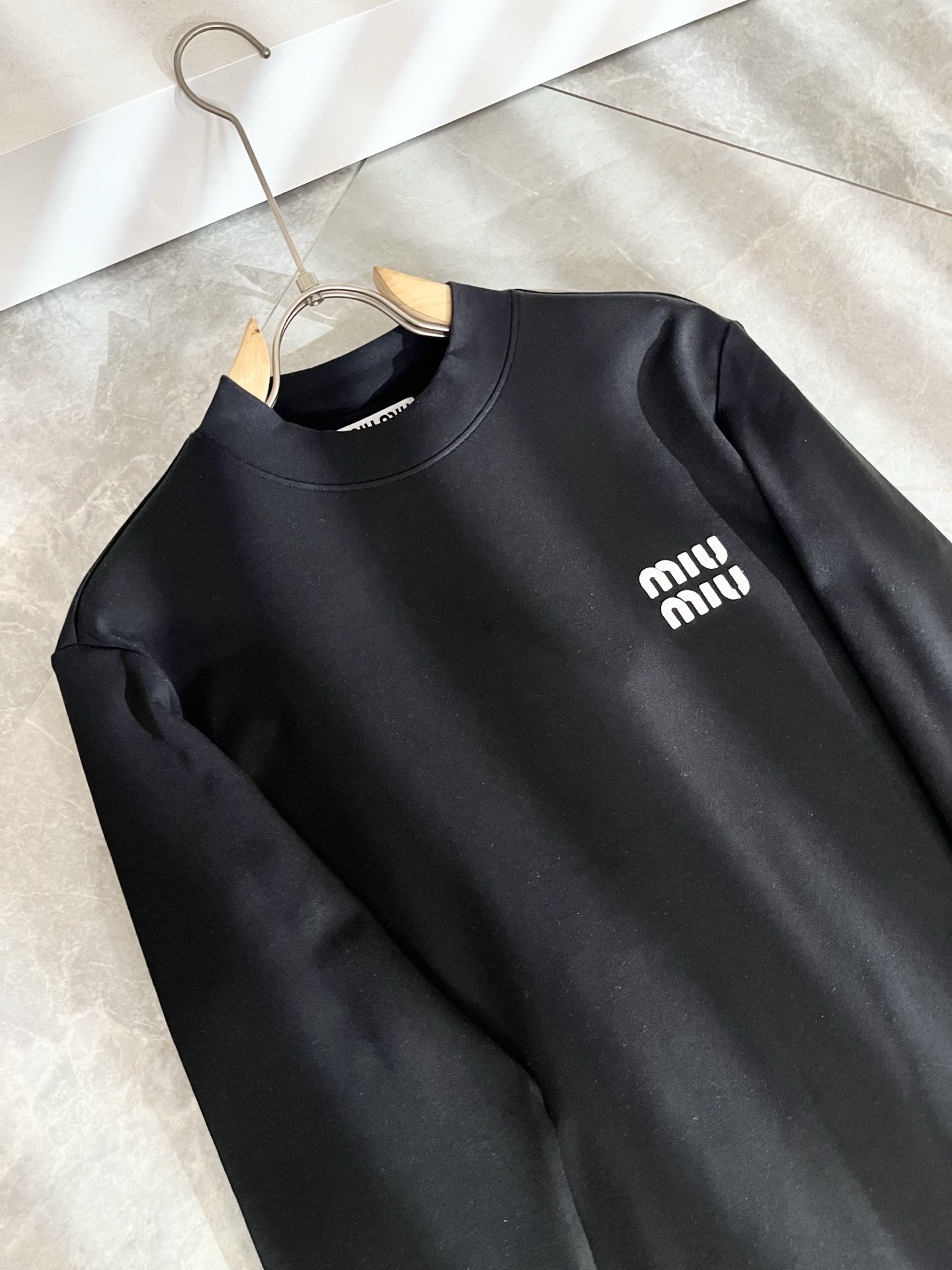 MIUMIU 谬谬 2025秋冬新款男女同款👫打底衫，品牌最新设计元素！既不单调也不复杂,恰到好处的展现