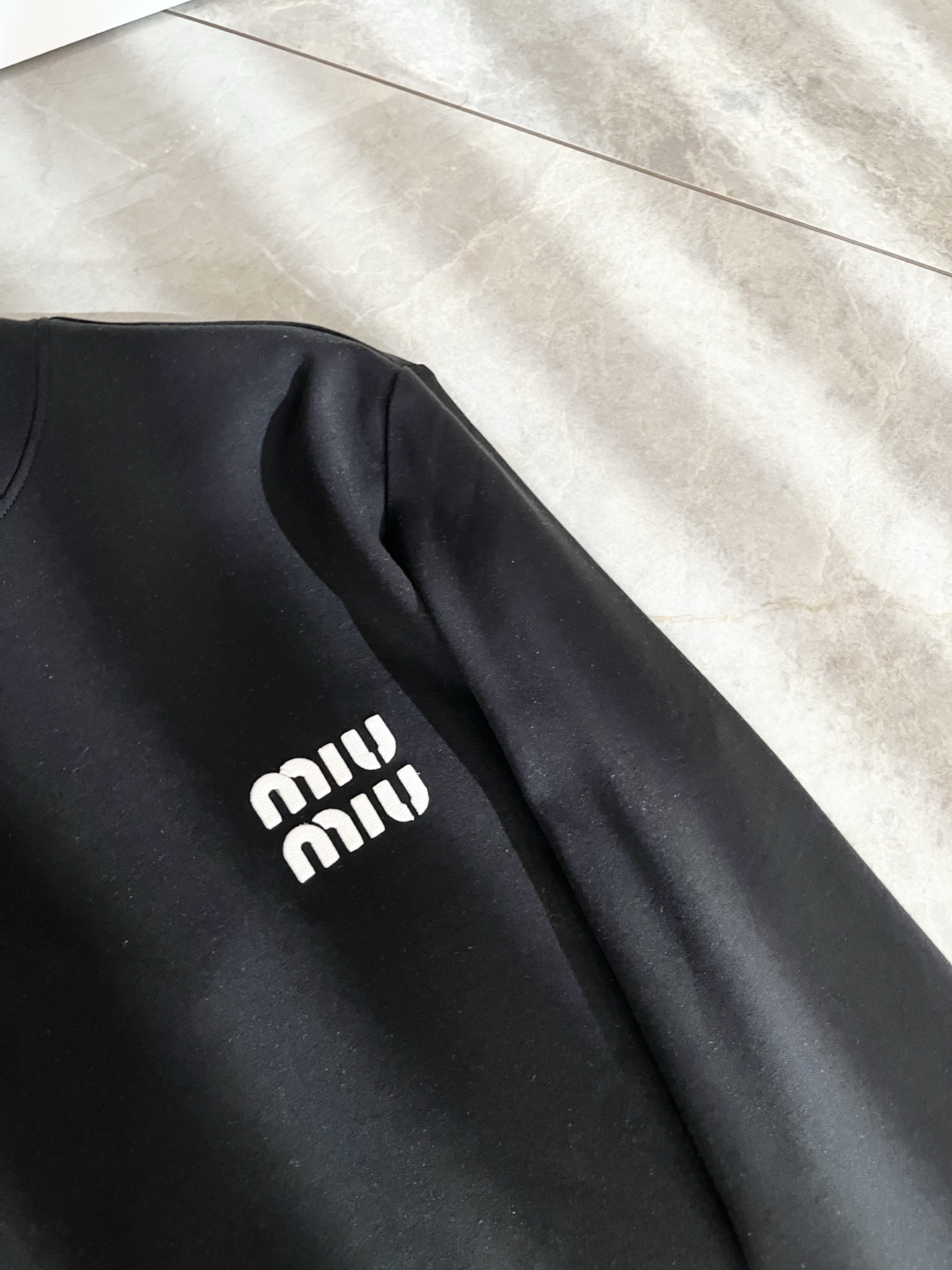 MIUMIU 谬谬 2025秋冬新款男女同款👫打底衫，品牌最新设计元素！既不单调也不复杂,恰到好处的展现