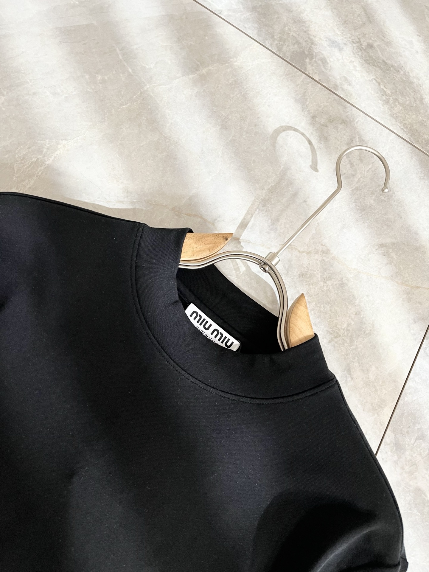 MIUMIU 谬谬 2025秋冬新款男女同款👫打底衫，品牌最新设计元素！既不单调也不复杂,恰到好处的展现