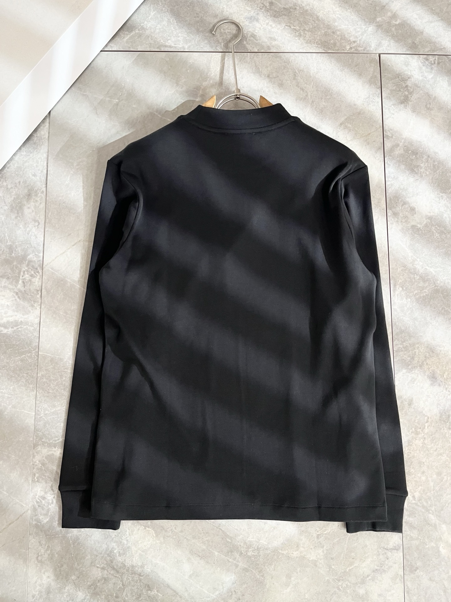 MIUMIU 谬谬 2025秋冬新款男女同款👫打底衫，品牌最新设计元素！既不单调也不复杂,恰到好处的展现