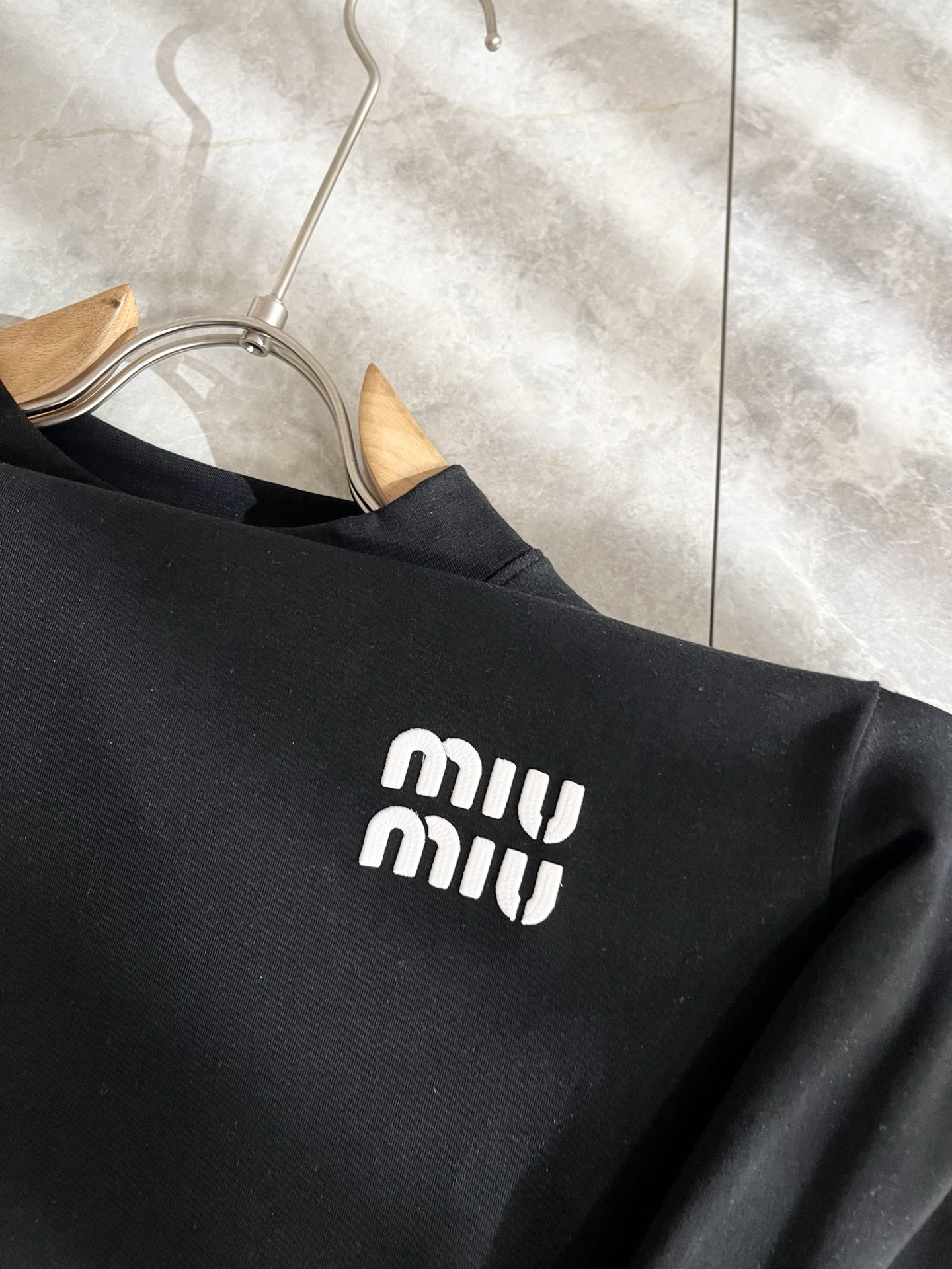 MIUMIU 谬谬 2025秋冬新款男女同款👫打底衫，品牌最新设计元素！既不单调也不复杂,恰到好处的展现