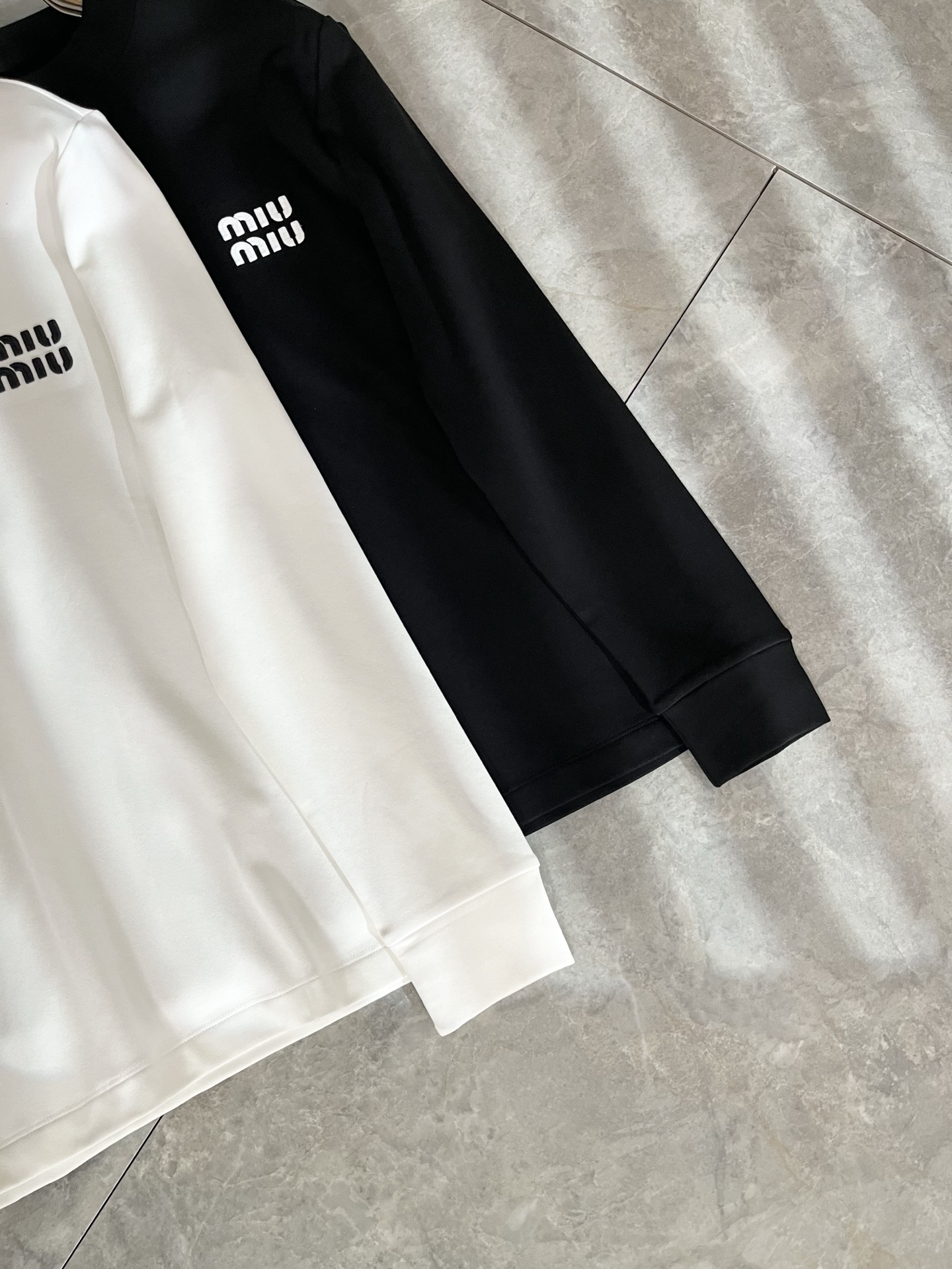 MIUMIU 谬谬 2025秋冬新款男女同款👫打底衫，品牌最新设计元素！既不单调也不复杂,恰到好处的展现