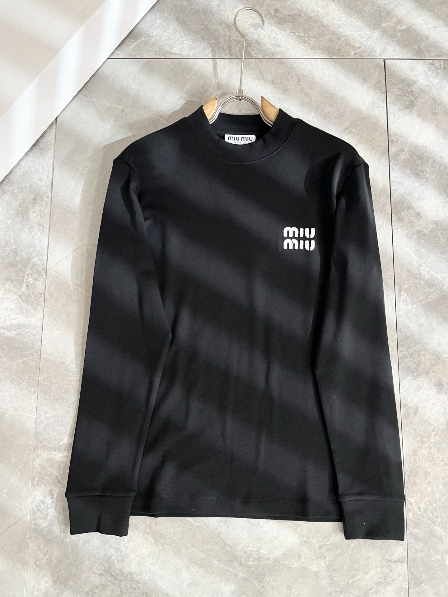 MIUMIU 谬谬 2025秋冬新款男女同款👫打底衫，品牌最新设计元素！既不单调也不复杂,恰到好处的展现