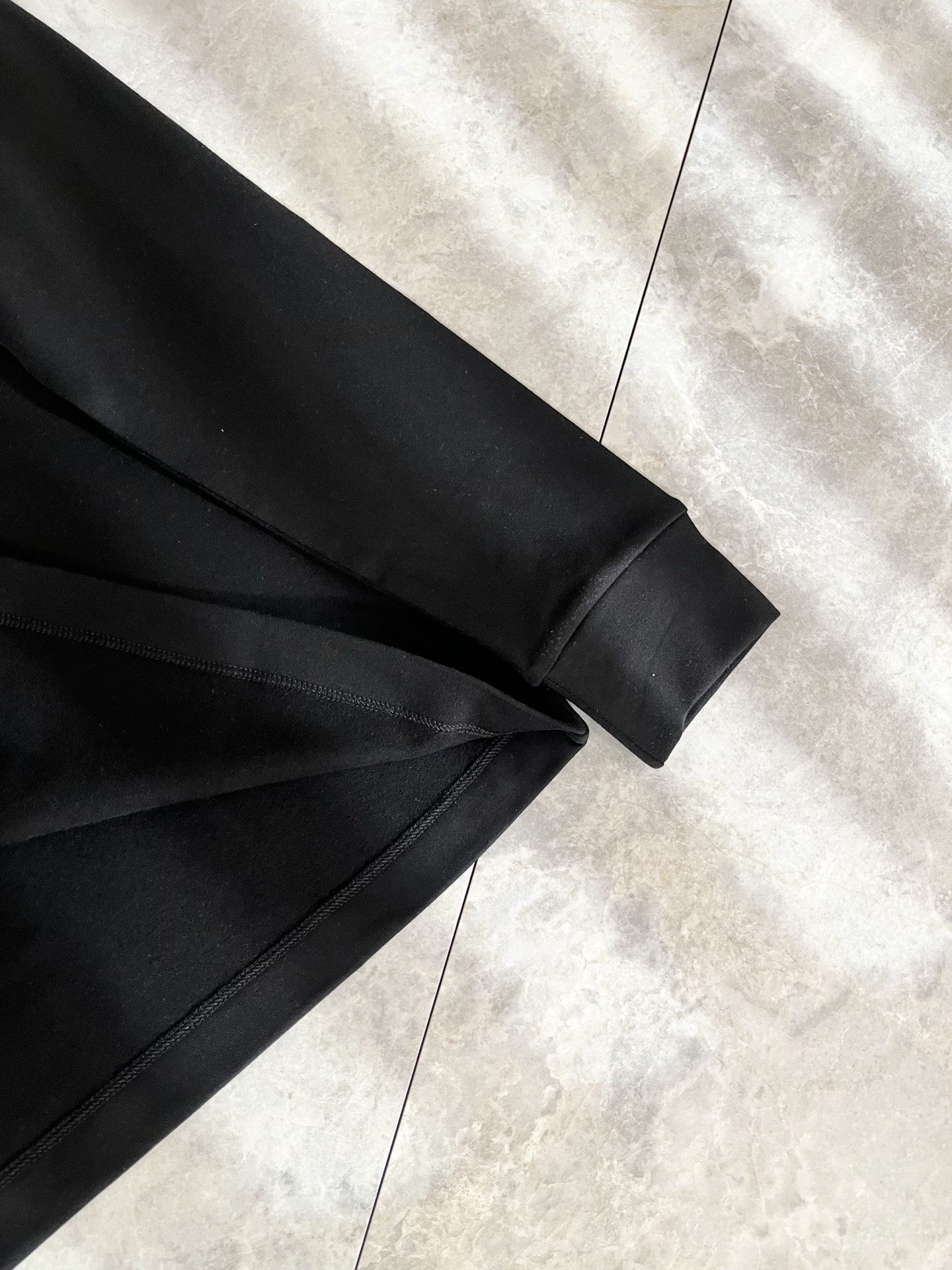 MIUMIU 谬谬 2025秋冬新款男女同款👫打底衫，品牌最新设计元素！既不单调也不复杂,恰到好处的展现