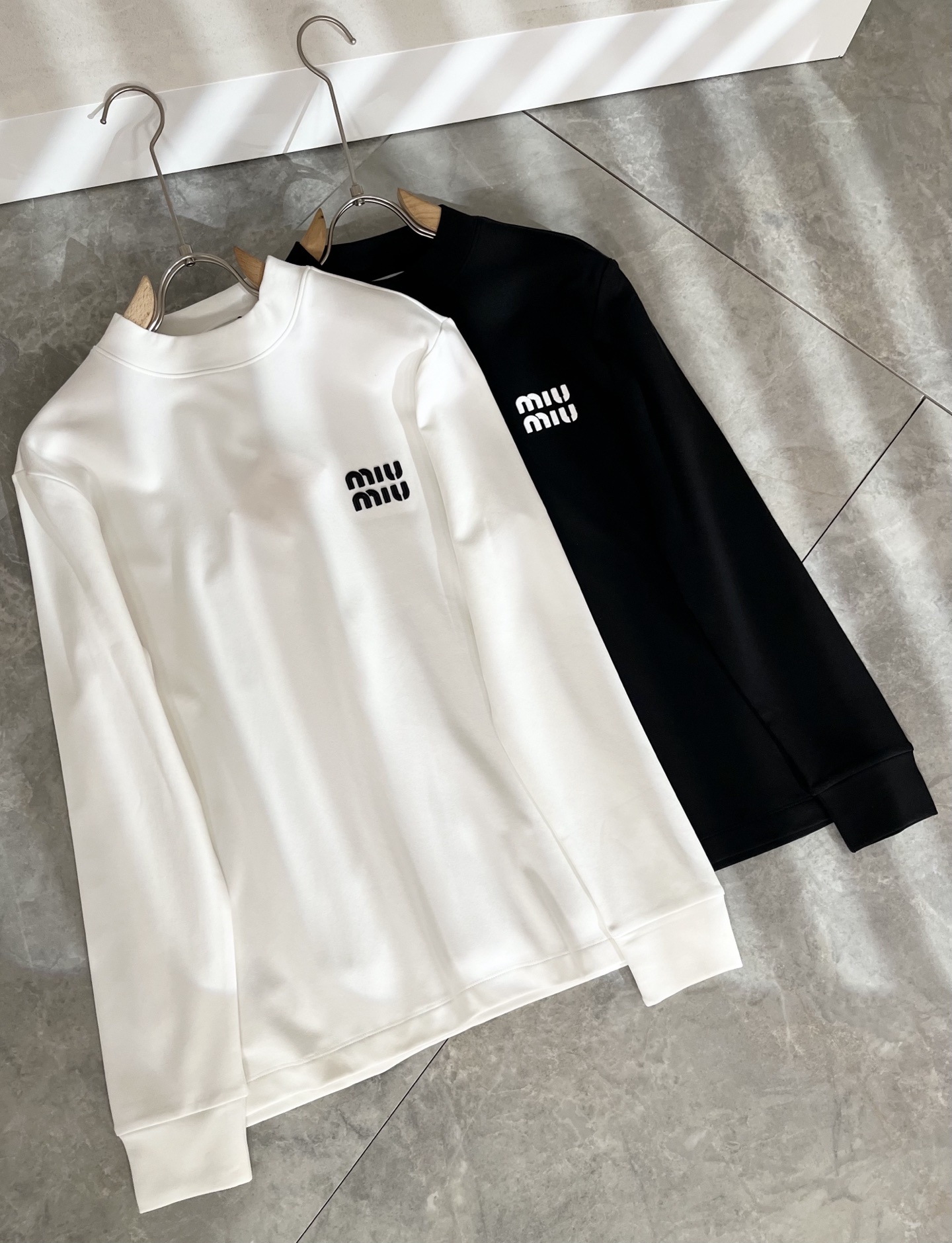 MIUMIU 谬谬 2025秋冬新款男女同款👫打底衫，品牌最新设计元素！既不单调也不复杂,恰到好处的展现