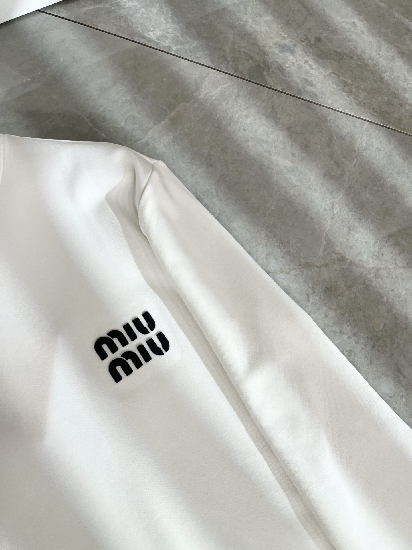 MIUMIU 谬谬 2025秋冬新款男女同款👫打底衫，品牌最新设计元素！既不单调也不复杂,恰到好处的展现