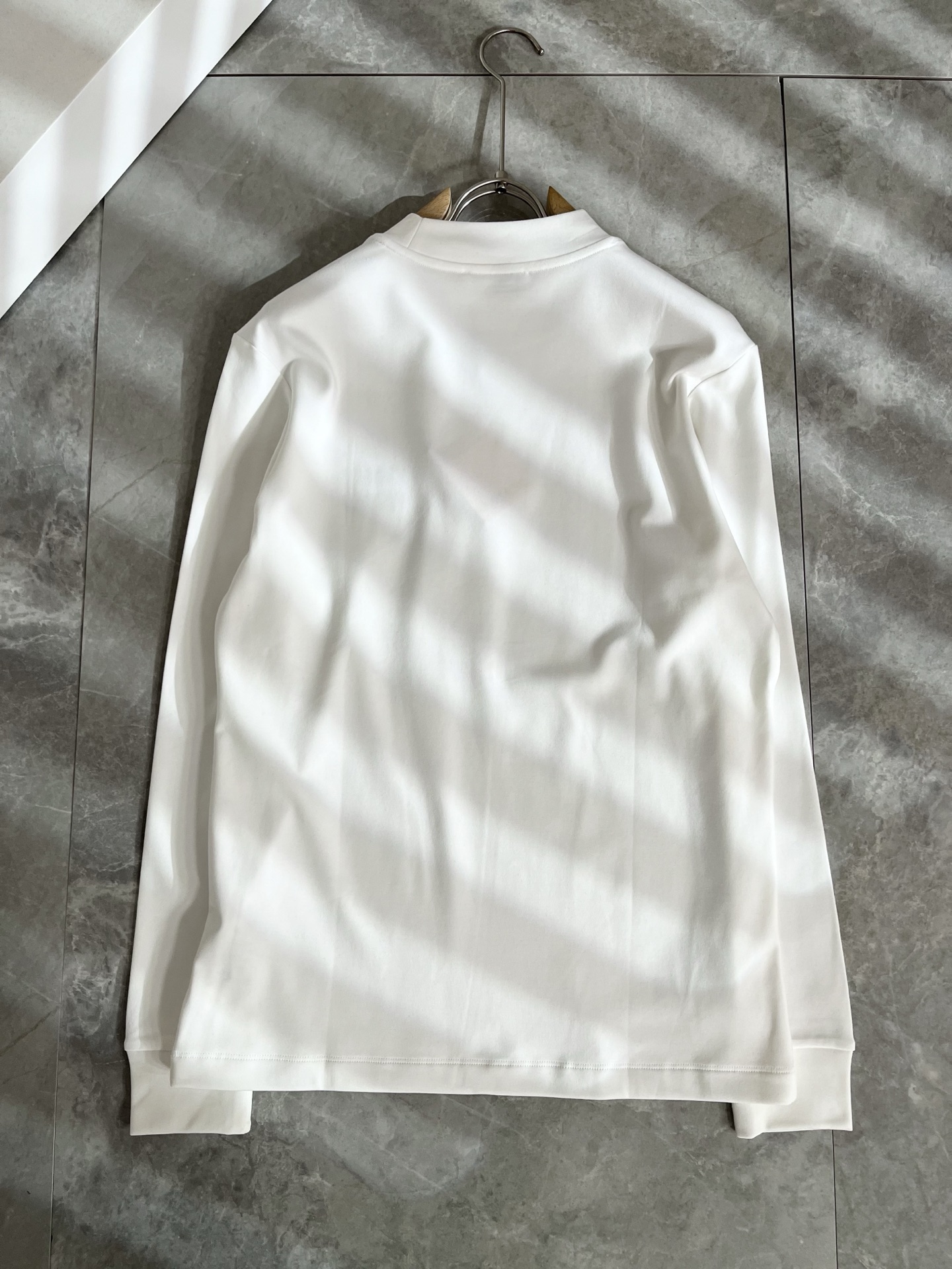 MIUMIU 谬谬 2025秋冬新款男女同款👫打底衫，品牌最新设计元素！既不单调也不复杂,恰到好处的展现