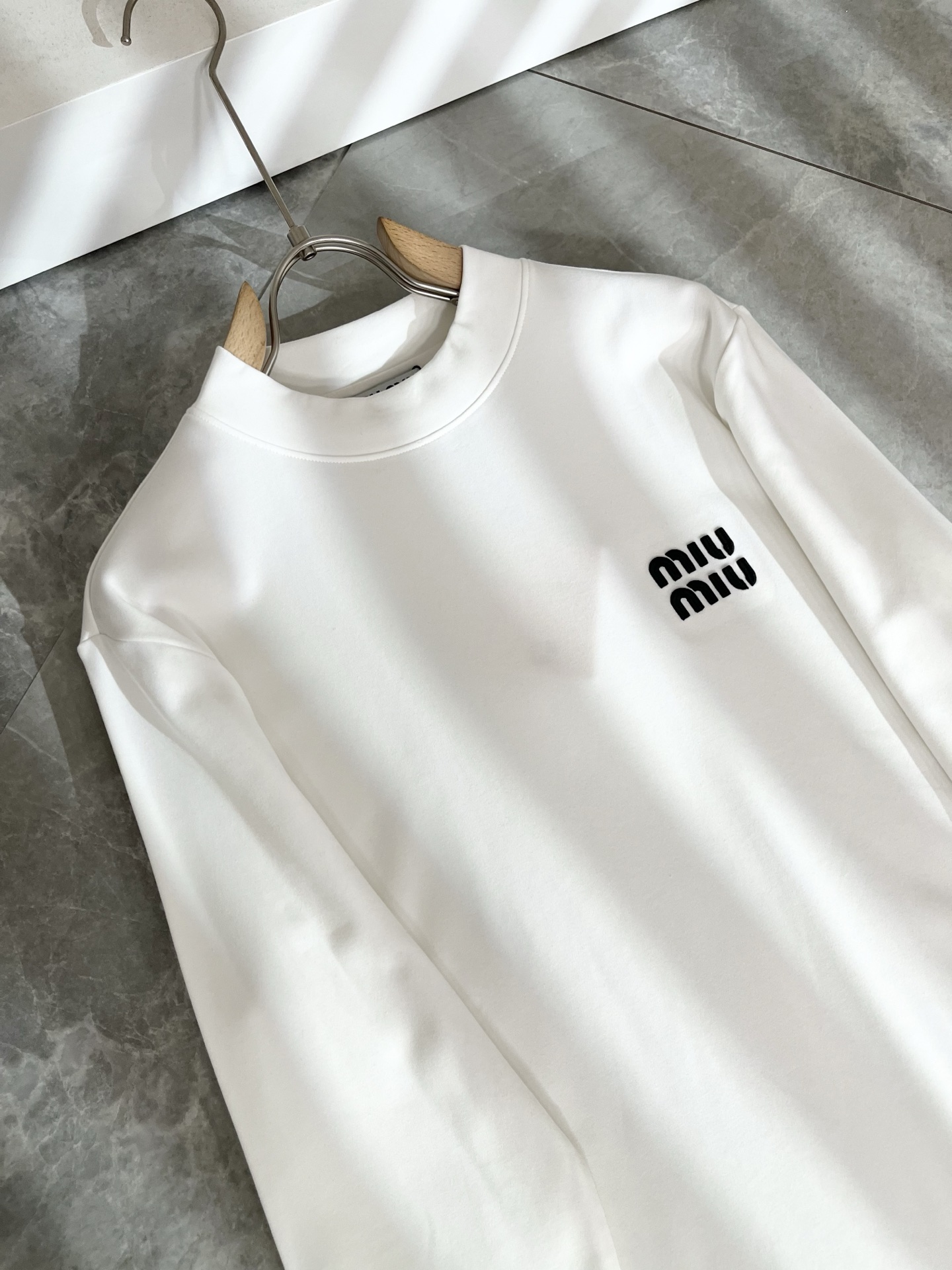 MIUMIU 谬谬 2025秋冬新款男女同款👫打底衫，品牌最新设计元素！既不单调也不复杂,恰到好处的展现