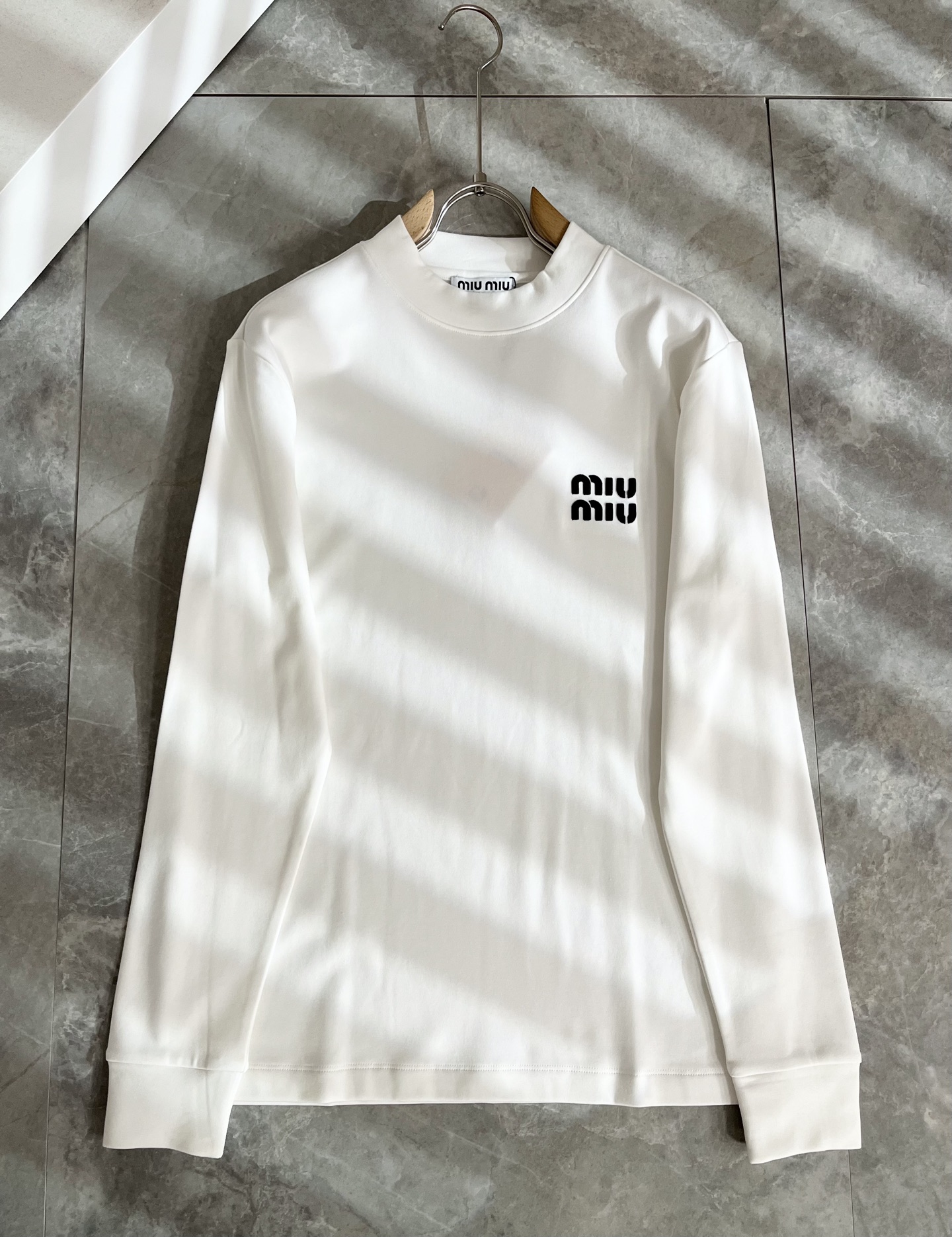 MIUMIU 谬谬 2025秋冬新款男女同款👫打底衫，品牌最新设计元素！既不单调也不复杂,恰到好处的展现