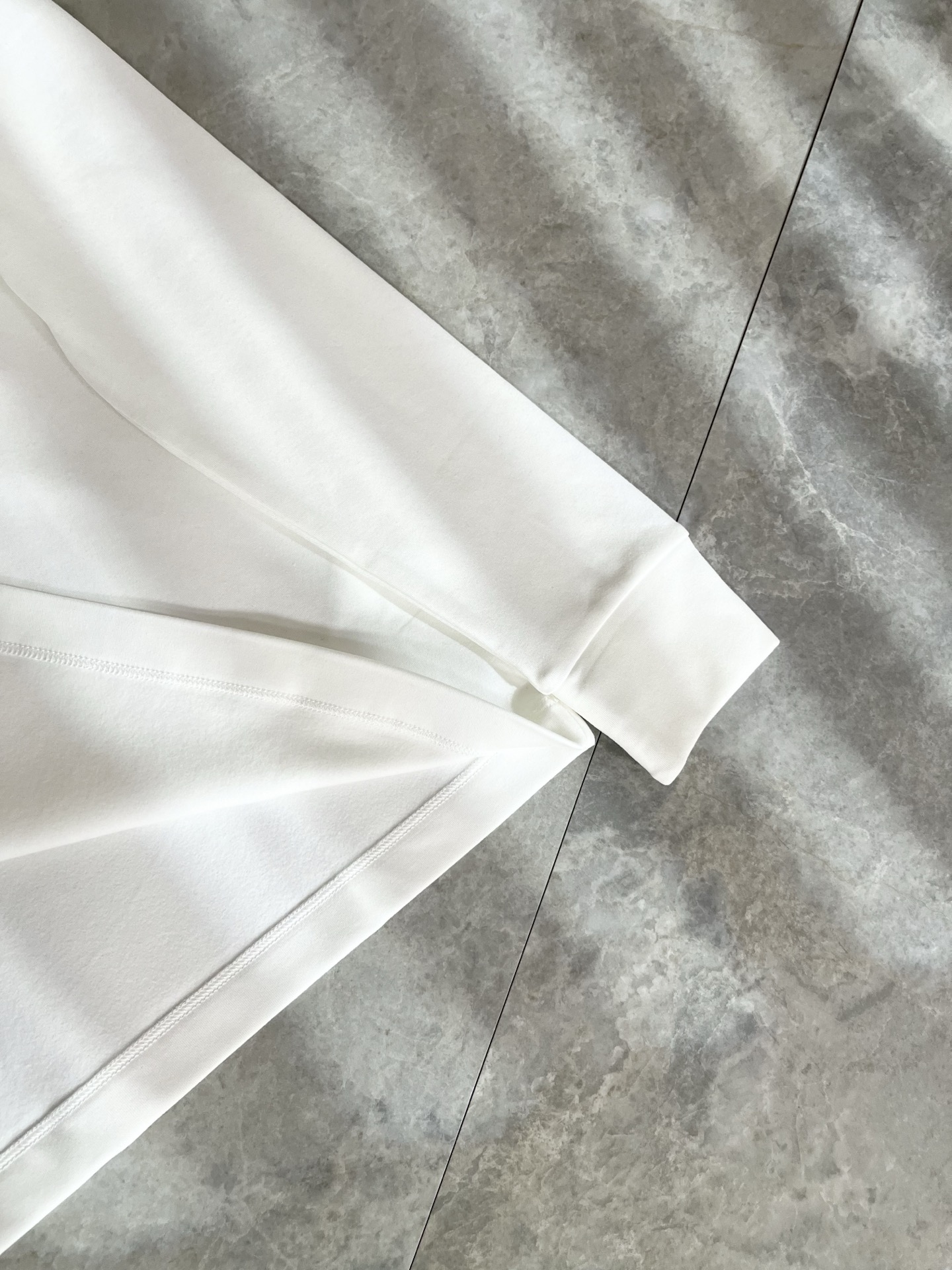 MIUMIU 谬谬 2025秋冬新款男女同款👫打底衫，品牌最新设计元素！既不单调也不复杂,恰到好处的展现