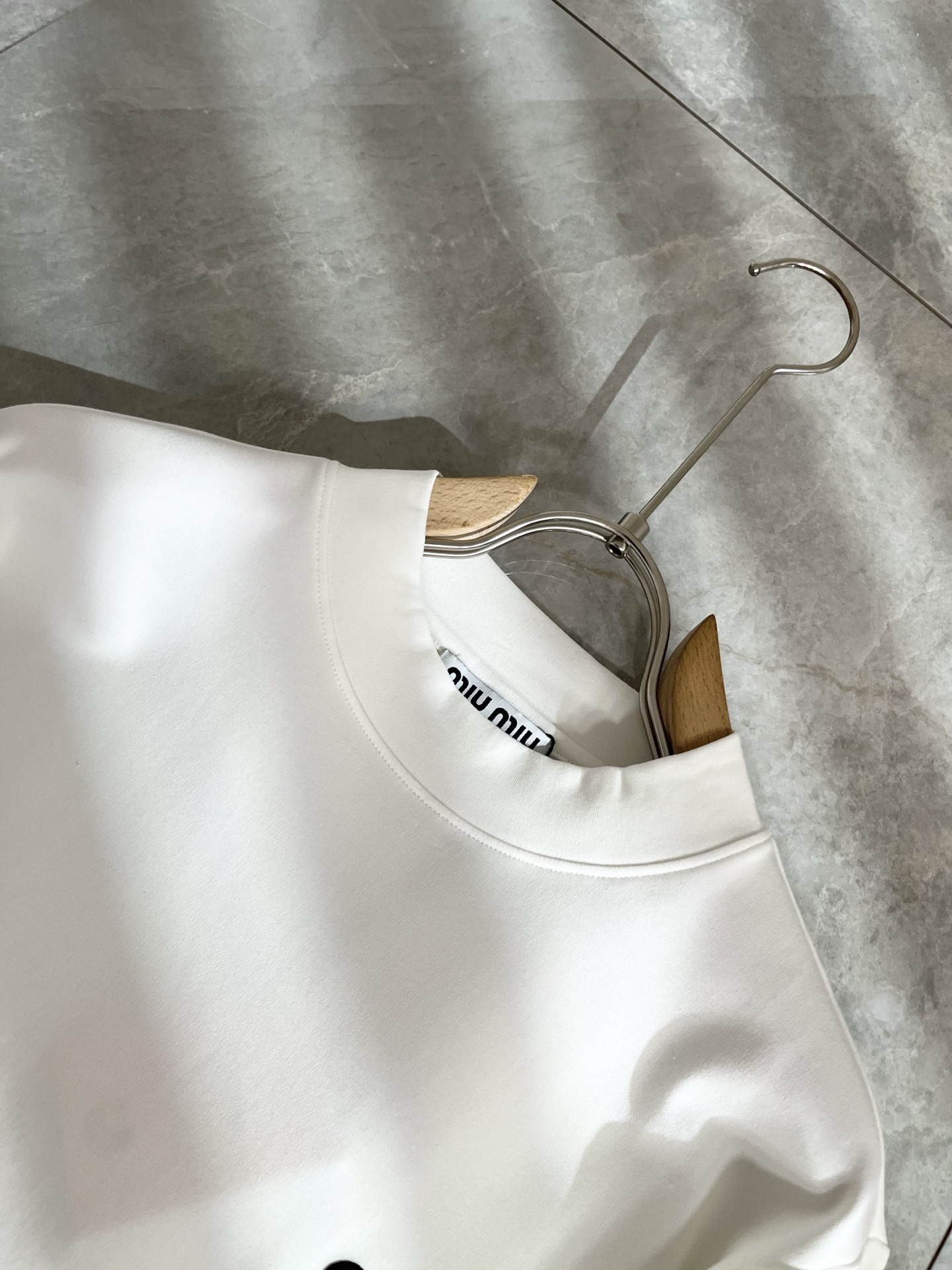 MIUMIU 谬谬 2025秋冬新款男女同款👫打底衫，品牌最新设计元素！既不单调也不复杂,恰到好处的展现