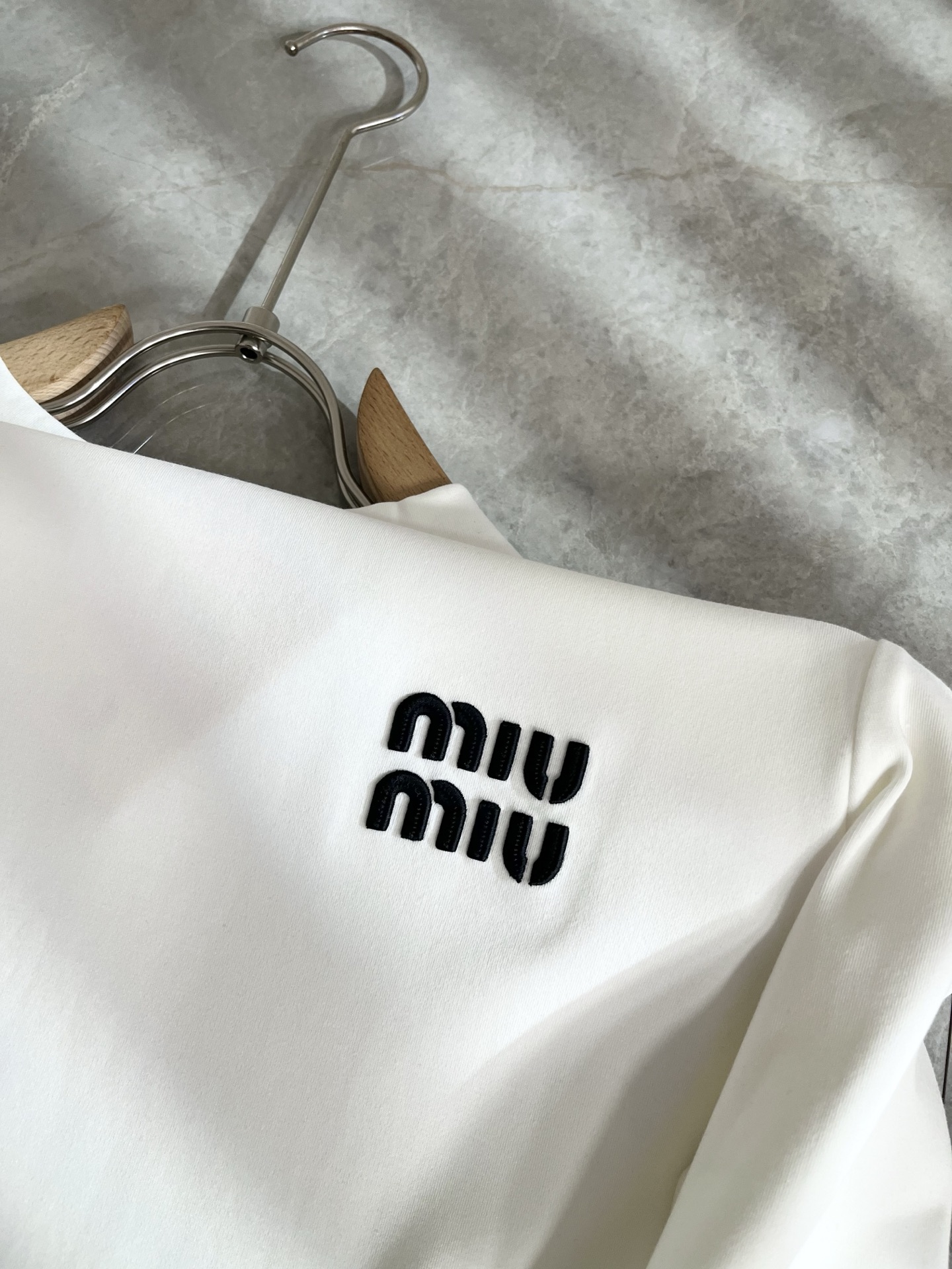 MIUMIU 谬谬 2025秋冬新款男女同款👫打底衫，品牌最新设计元素！既不单调也不复杂,恰到好处的展现