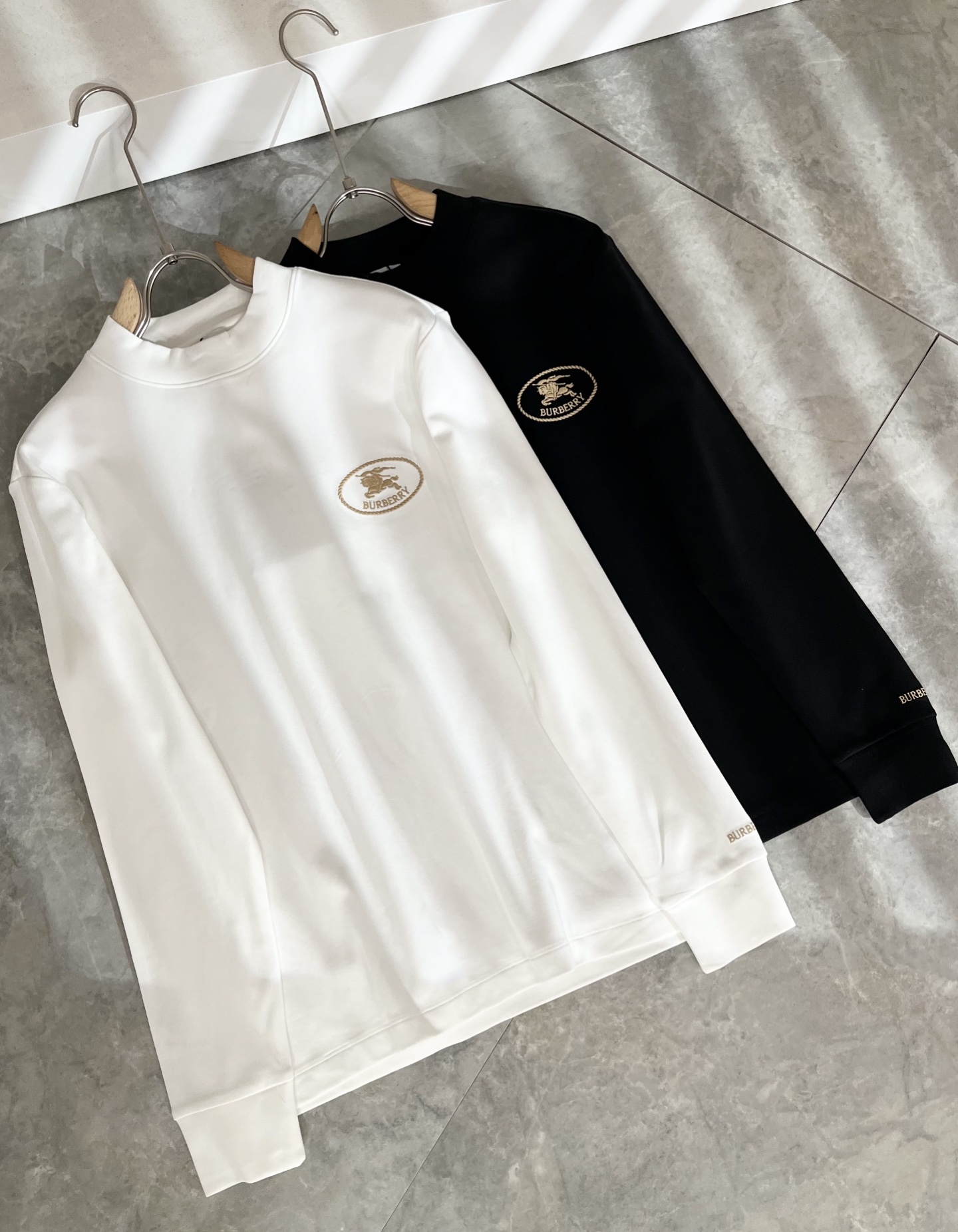 Bur*erry 巴*莉 2025秋冬新款男士长袖打底，品牌最新设计元素！既不单调也不复杂,恰到好处的展