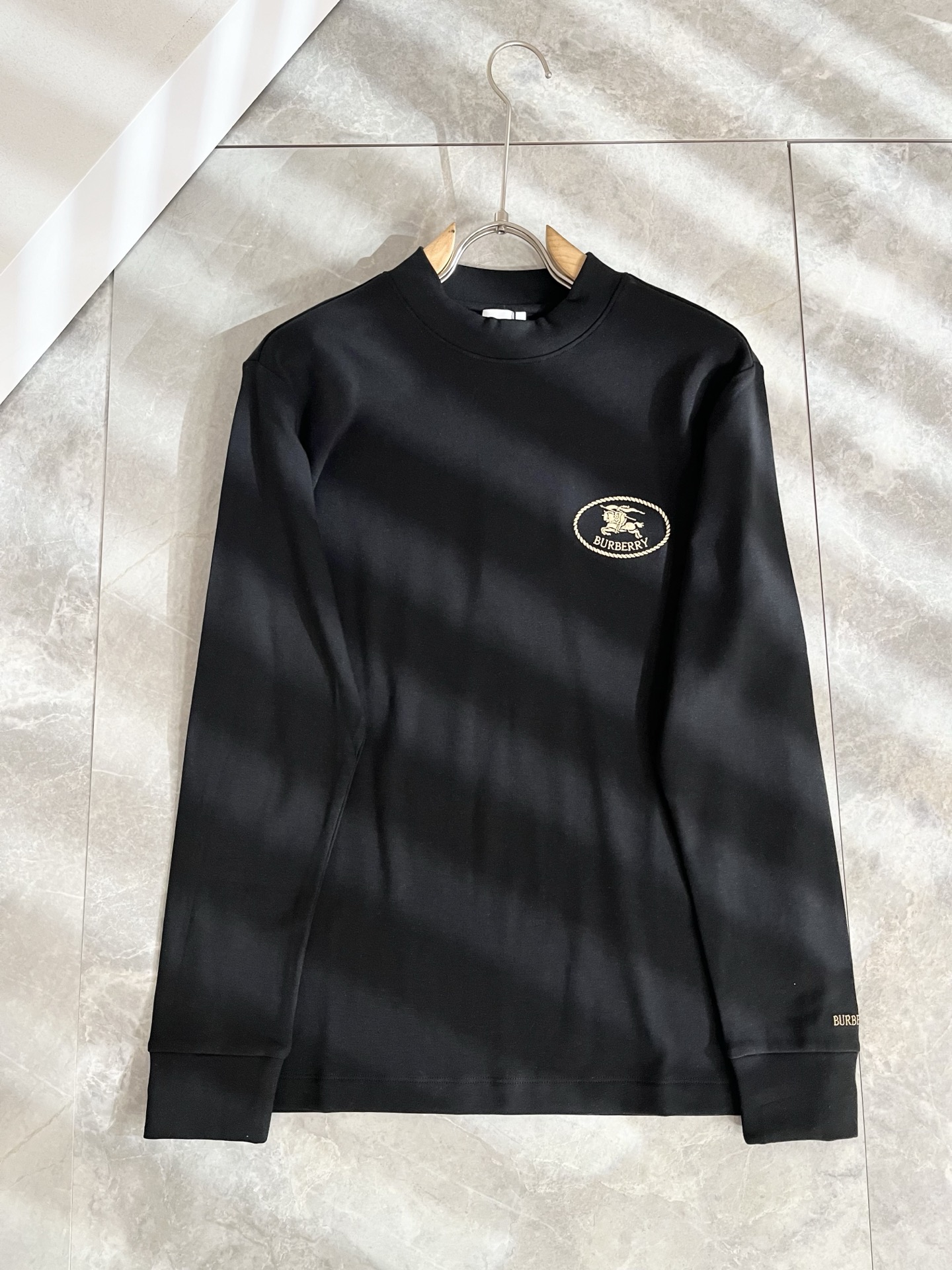 Bur*erry 巴*莉 2025秋冬新款男士长袖打底，品牌最新设计元素！既不单调也不复杂,恰到好处的展