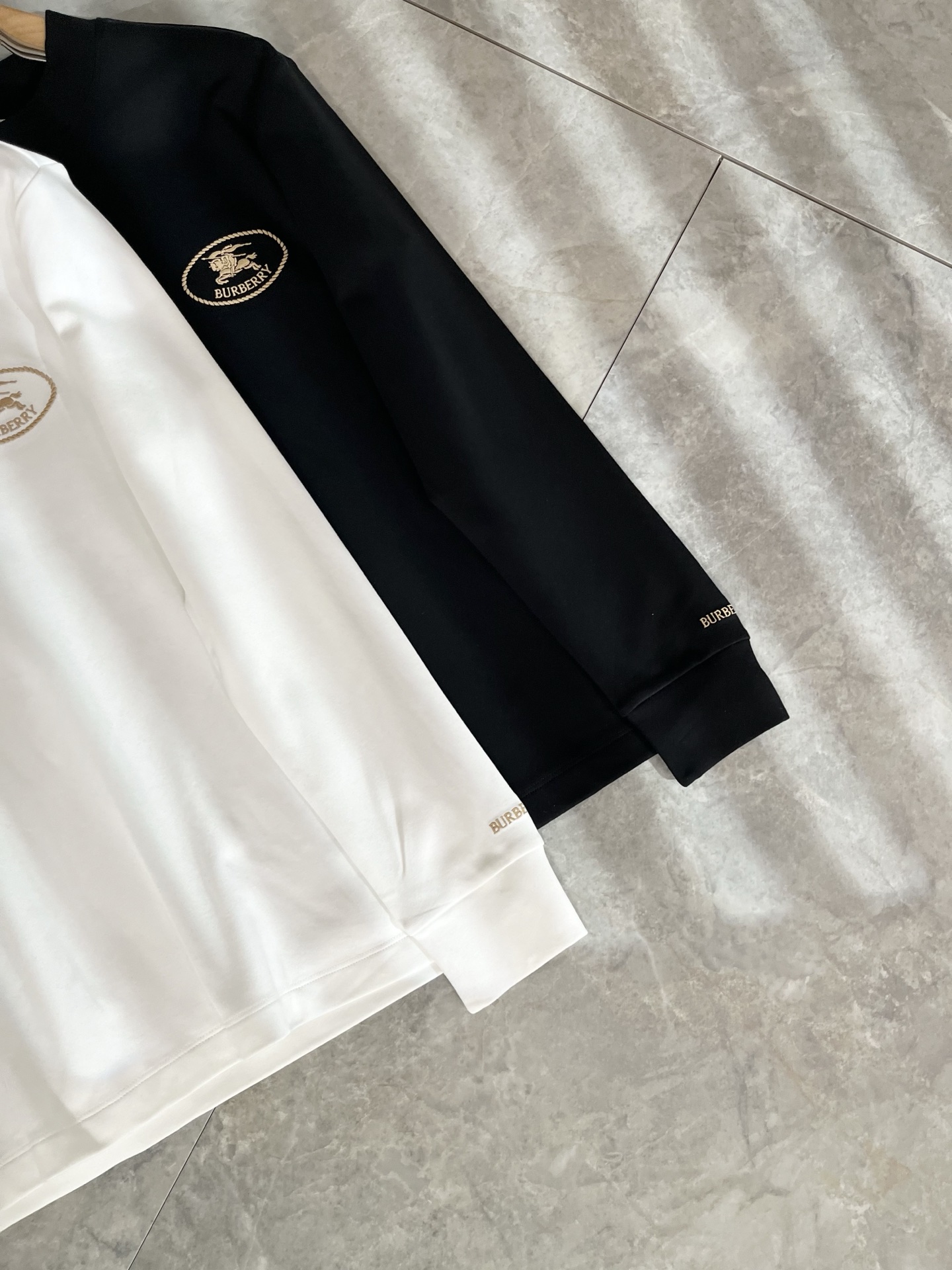 Bur*erry 巴*莉 2025秋冬新款男士长袖打底，品牌最新设计元素！既不单调也不复杂,恰到好处的展