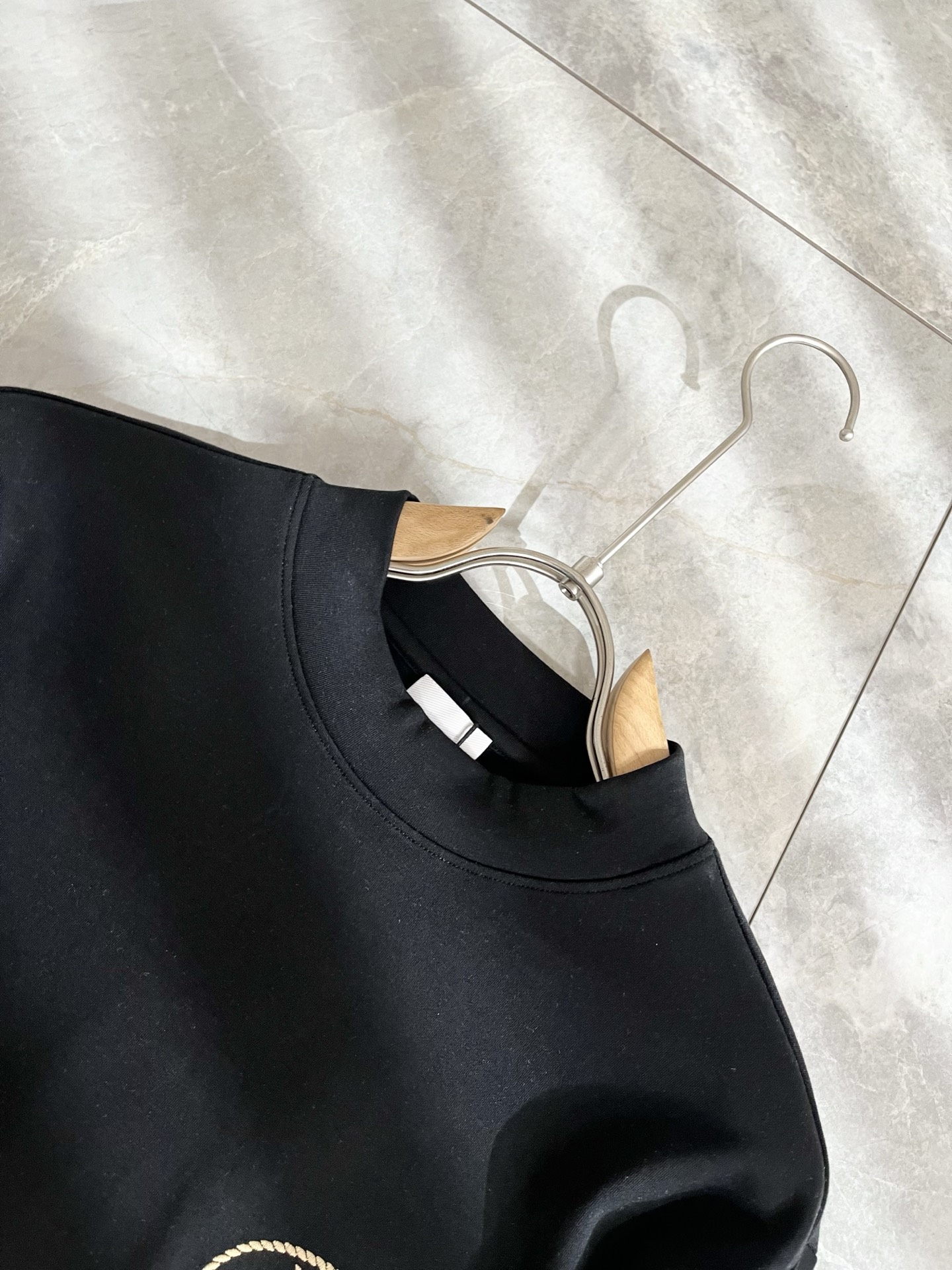 Bur*erry 巴*莉 2025秋冬新款男士长袖打底，品牌最新设计元素！既不单调也不复杂,恰到好处的展