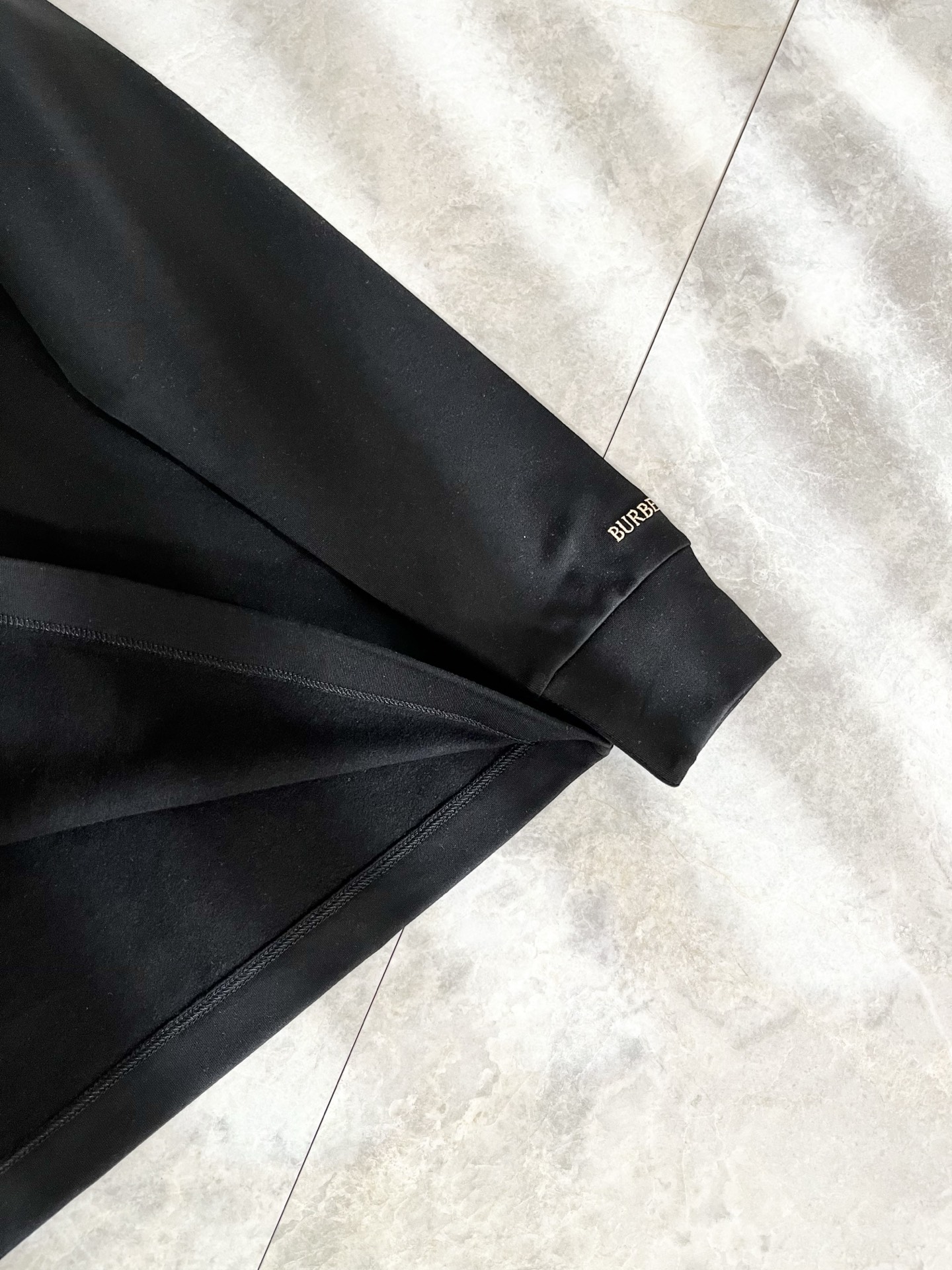 Bur*erry 巴*莉 2025秋冬新款男士长袖打底，品牌最新设计元素！既不单调也不复杂,恰到好处的展