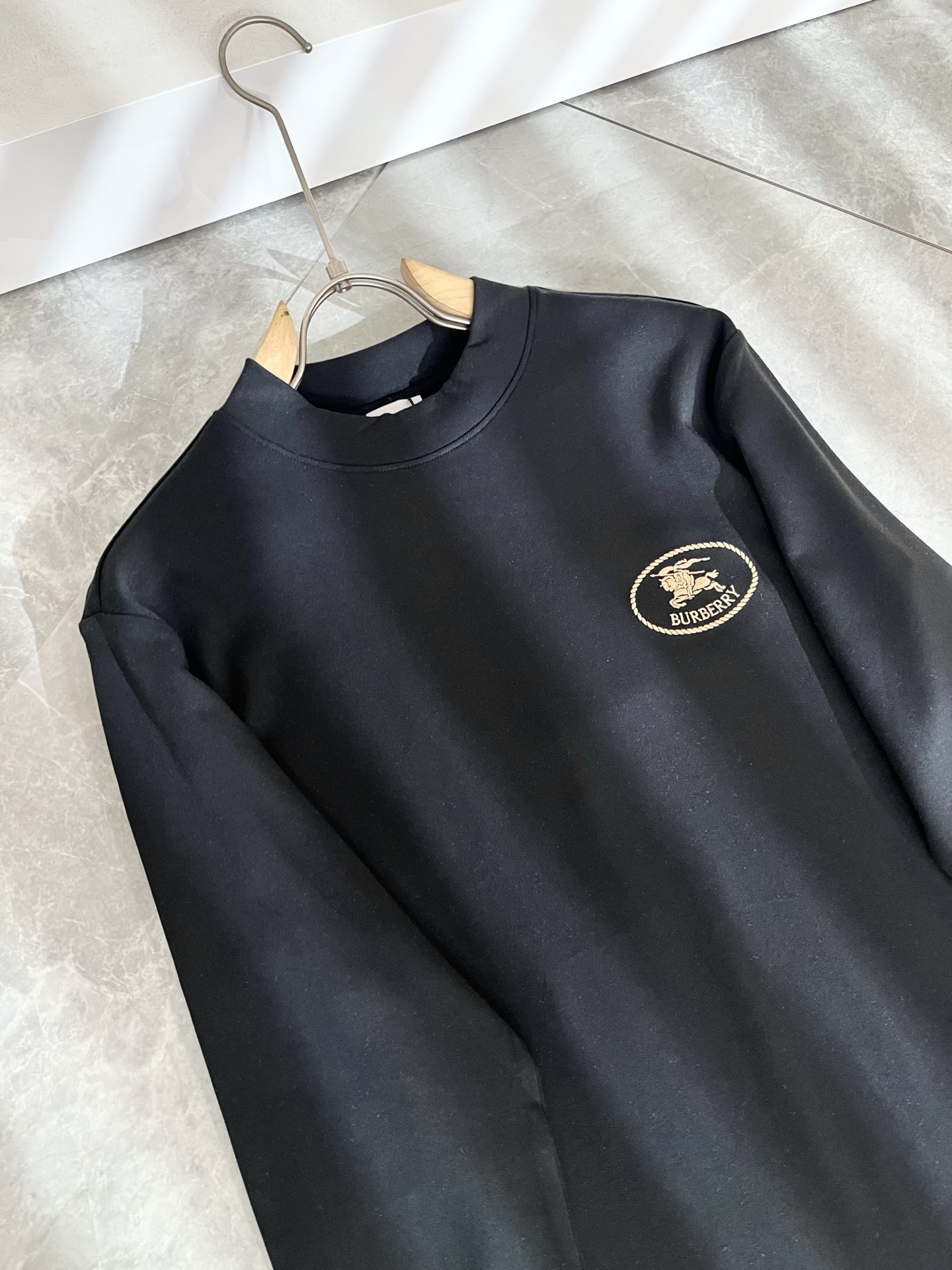 Bur*erry 巴*莉 2025秋冬新款男士长袖打底，品牌最新设计元素！既不单调也不复杂,恰到好处的展