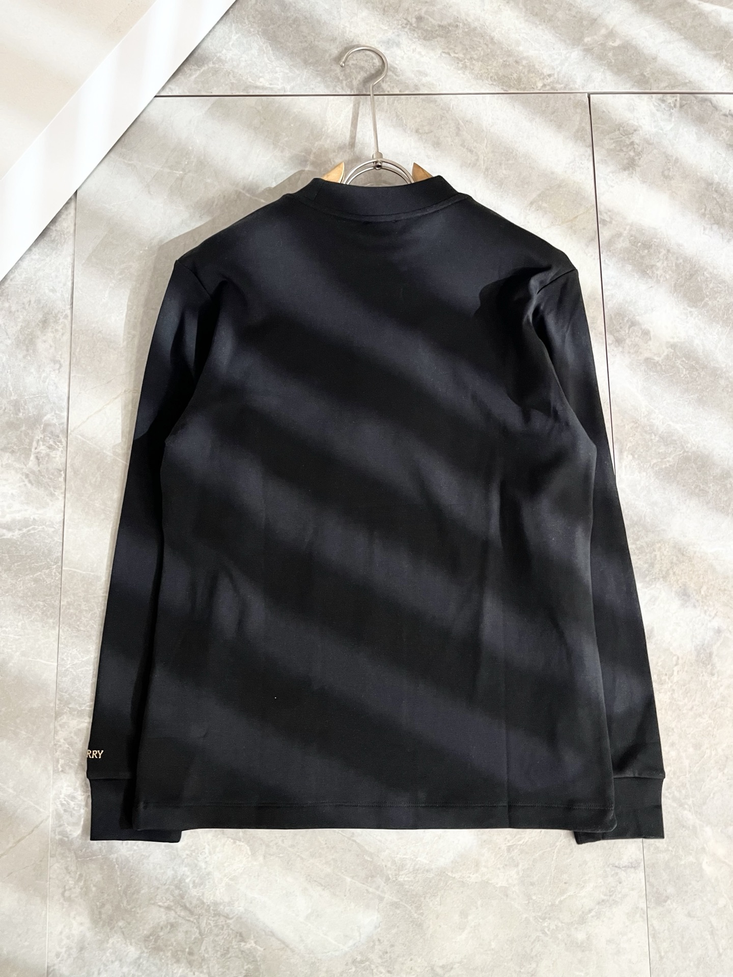 Bur*erry 巴*莉 2025秋冬新款男士长袖打底，品牌最新设计元素！既不单调也不复杂,恰到好处的展