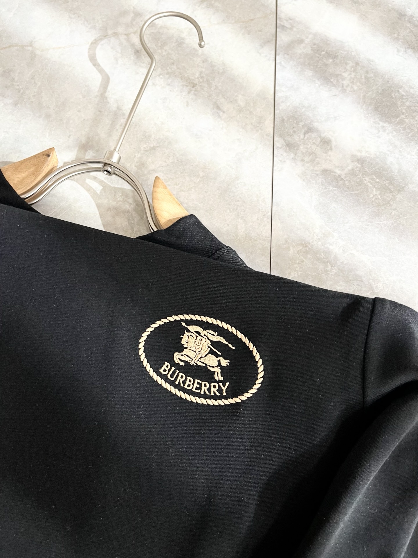 Bur*erry 巴*莉 2025秋冬新款男士长袖打底，品牌最新设计元素！既不单调也不复杂,恰到好处的展