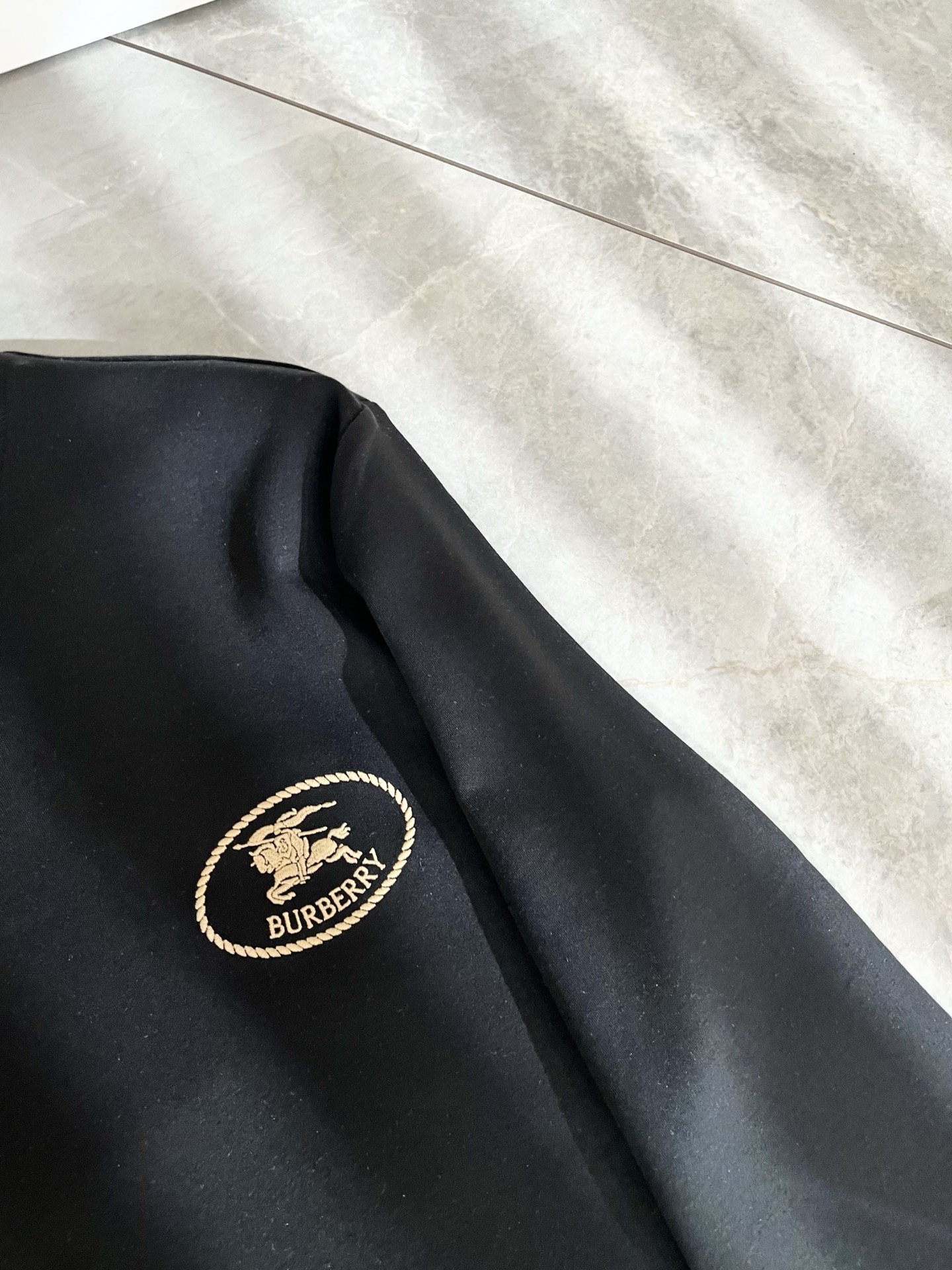 Bur*erry 巴*莉 2025秋冬新款男士长袖打底，品牌最新设计元素！既不单调也不复杂,恰到好处的展