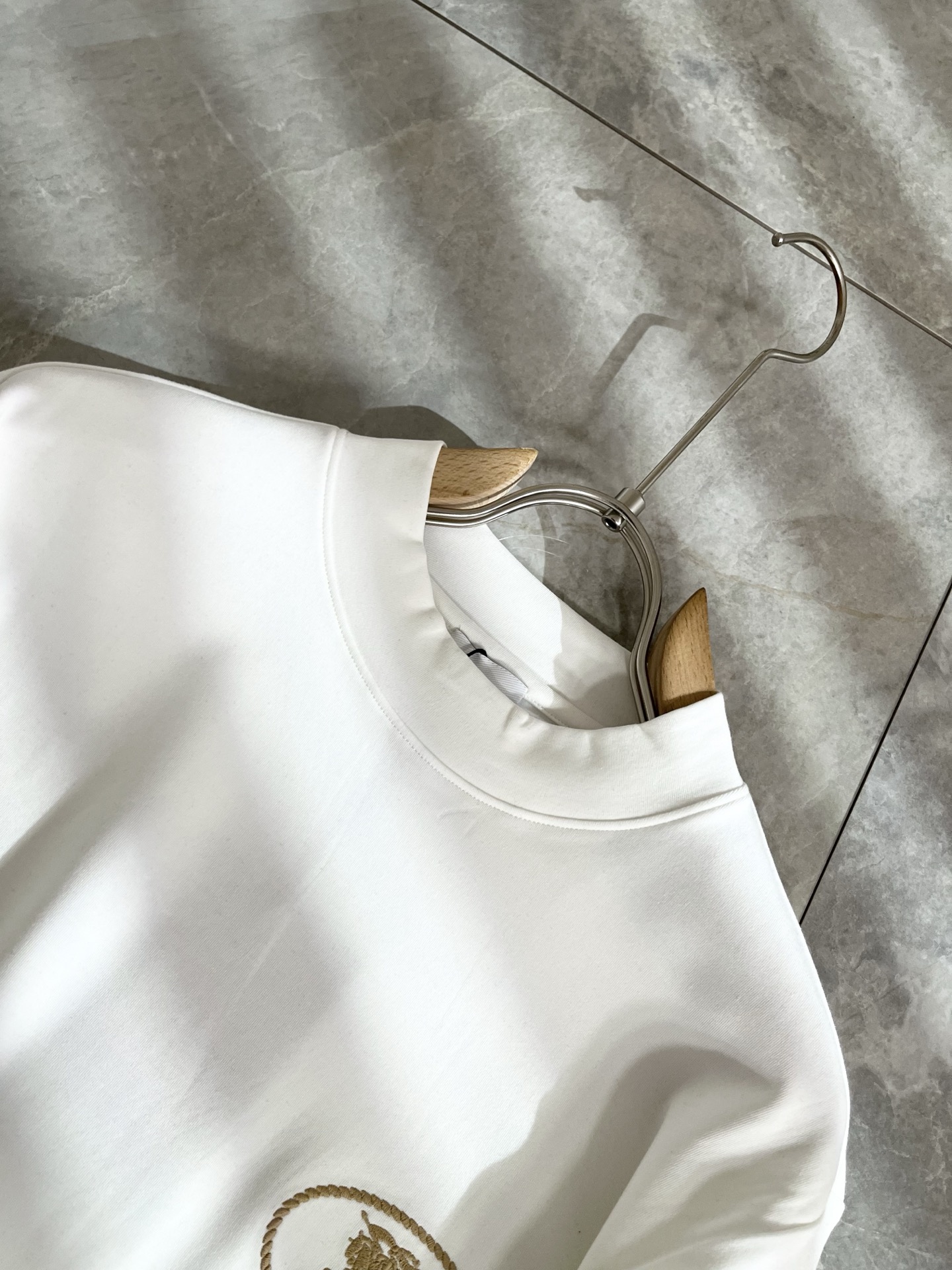 Bur*erry 巴*莉 2025秋冬新款男士长袖打底，品牌最新设计元素！既不单调也不复杂,恰到好处的展