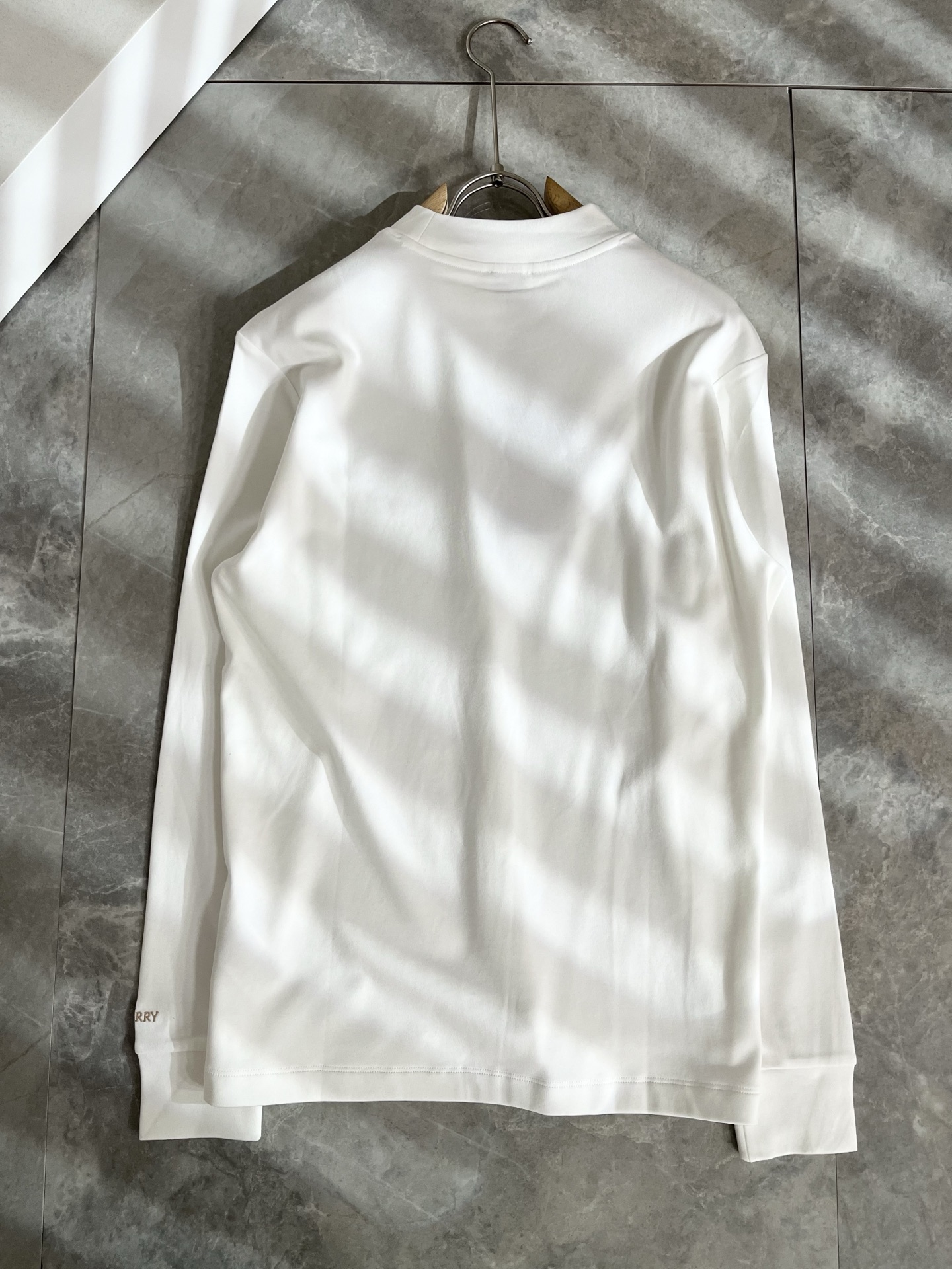 Bur*erry 巴*莉 2025秋冬新款男士长袖打底，品牌最新设计元素！既不单调也不复杂,恰到好处的展