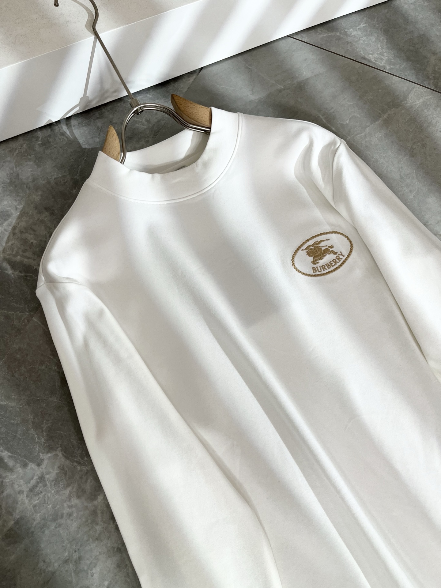 Bur*erry 巴*莉 2025秋冬新款男士长袖打底，品牌最新设计元素！既不单调也不复杂,恰到好处的展