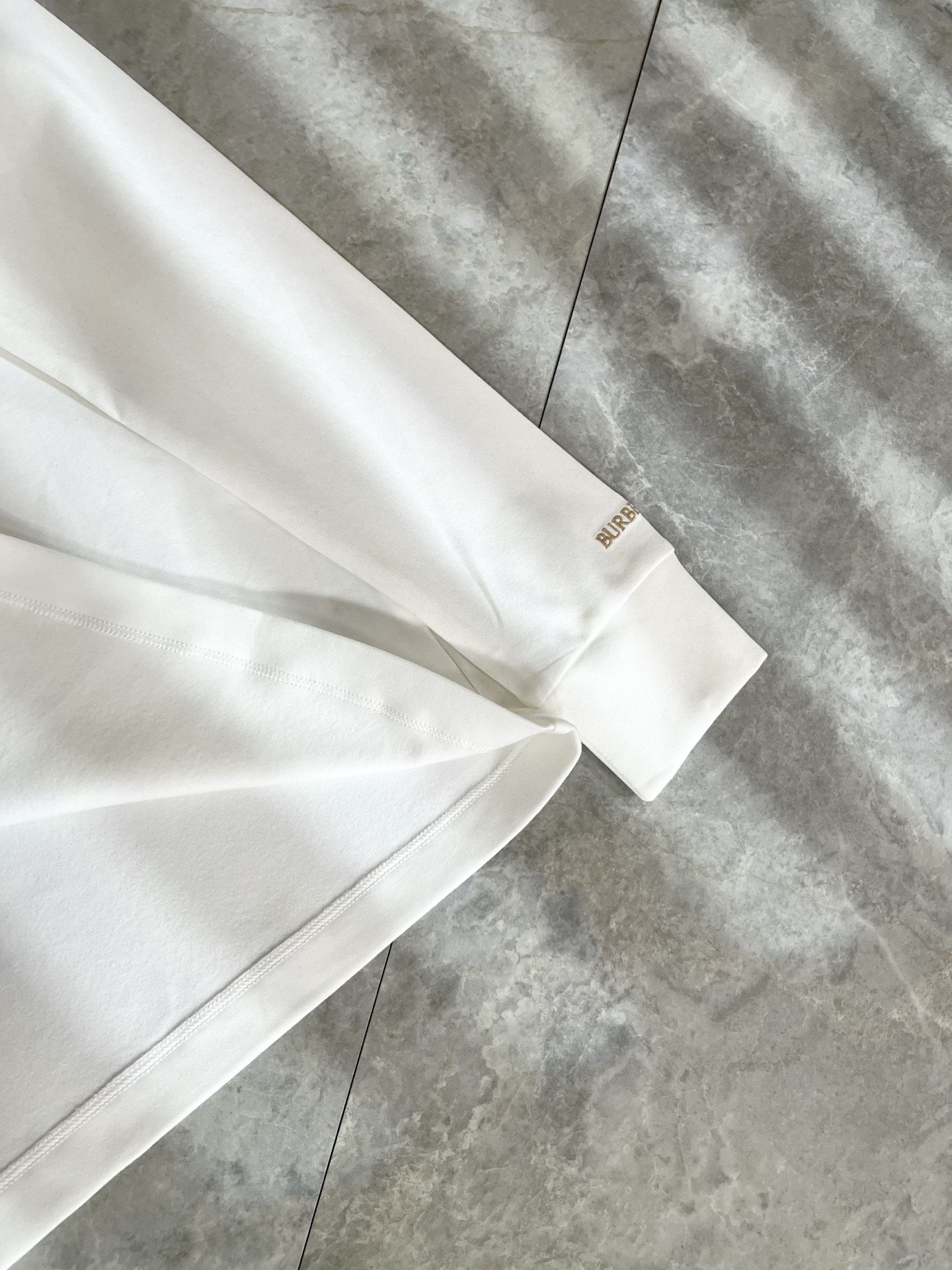 Bur*erry 巴*莉 2025秋冬新款男士长袖打底，品牌最新设计元素！既不单调也不复杂,恰到好处的展