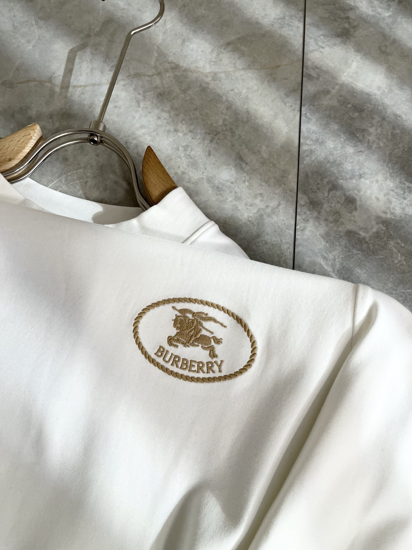 Bur*erry 巴*莉 2025秋冬新款男士长袖打底，品牌最新设计元素！既不单调也不复杂,恰到好处的展