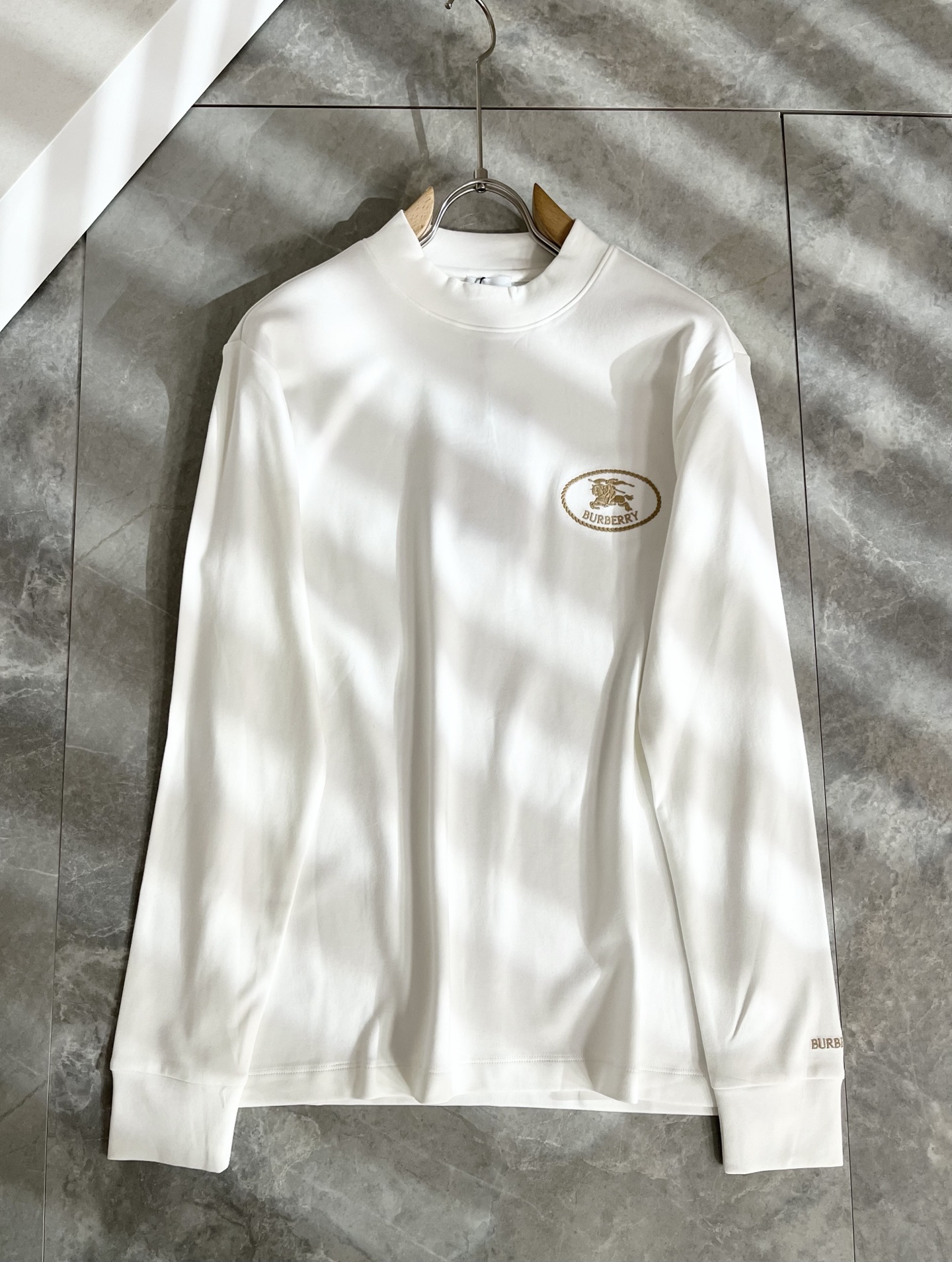 Bur*erry 巴*莉 2025秋冬新款男士长袖打底，品牌最新设计元素！既不单调也不复杂,恰到好处的展