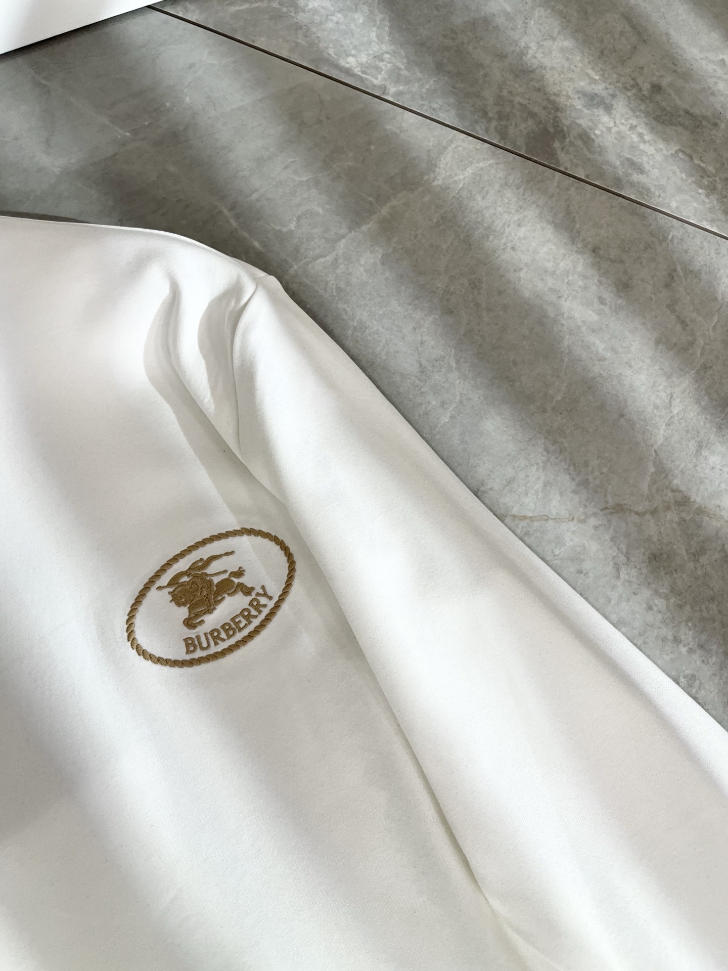 Bur*erry 巴*莉 2025秋冬新款男士长袖打底，品牌最新设计元素！既不单调也不复杂,恰到好处的展