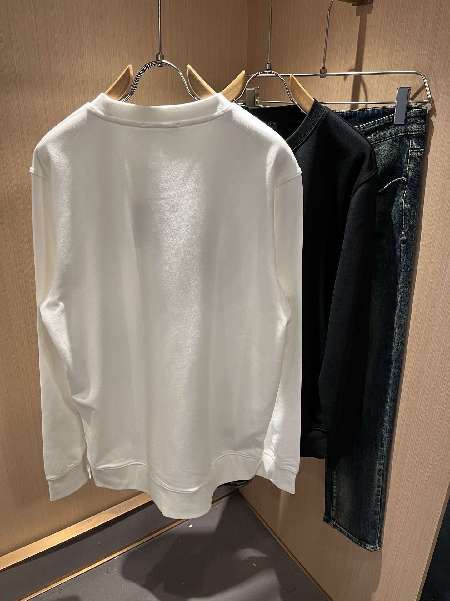 LouisVuitt*路易*登 2025秋冬卫衣全新系列单品上线，非常时髦前卫的一款男女同款短袖T恤，标