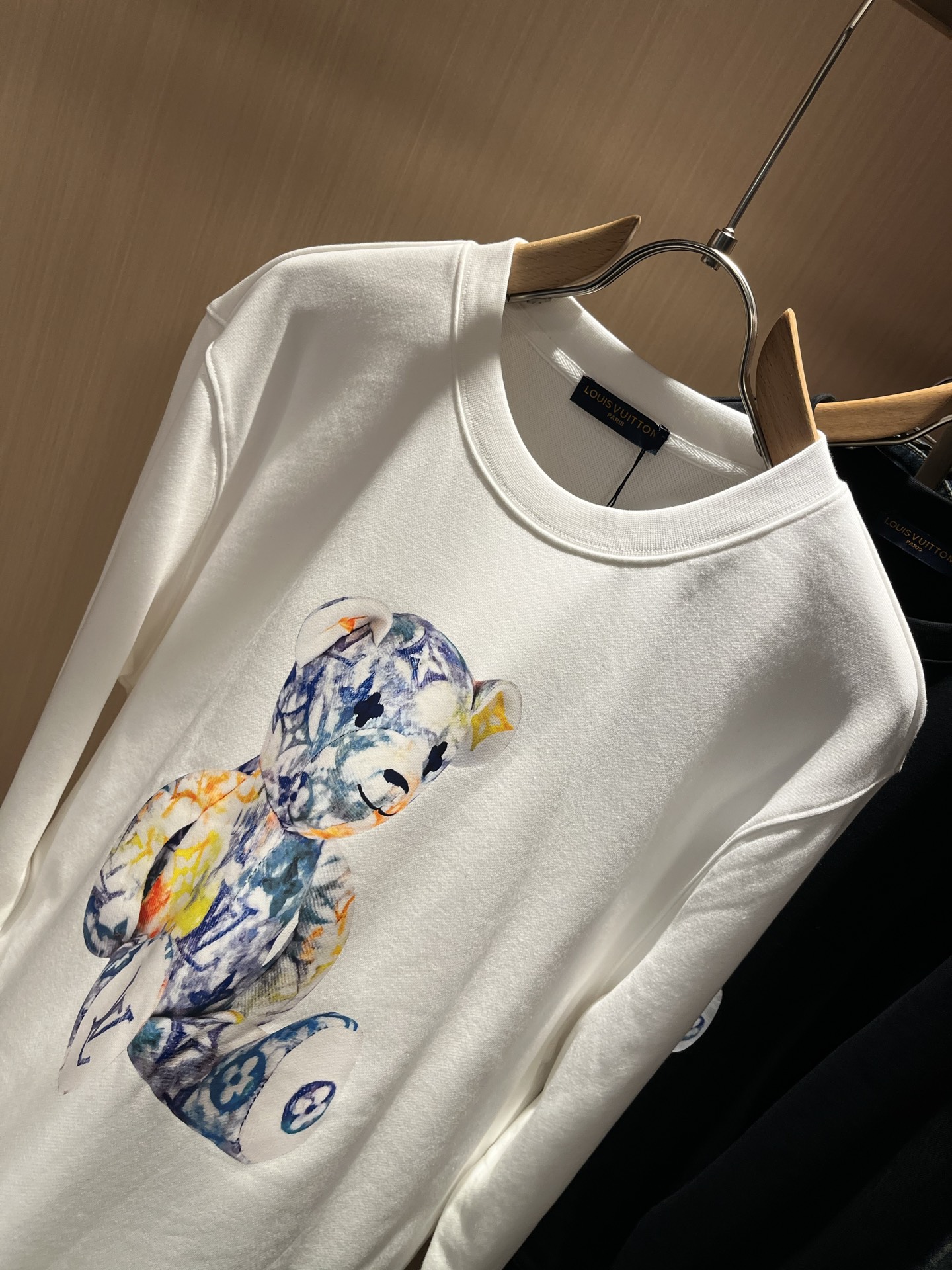 LouisVuitt*路易*登 2025秋冬卫衣全新系列单品上线，非常时髦前卫的一款男女同款短袖T恤，标