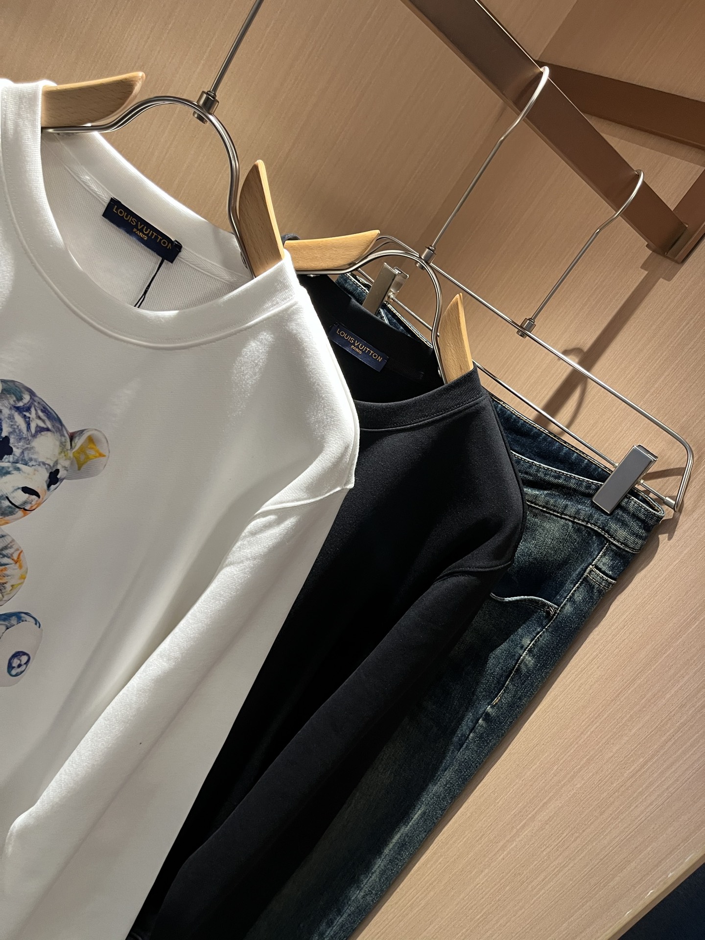 LouisVuitt*路易*登 2025秋冬卫衣全新系列单品上线，非常时髦前卫的一款男女同款短袖T恤，标