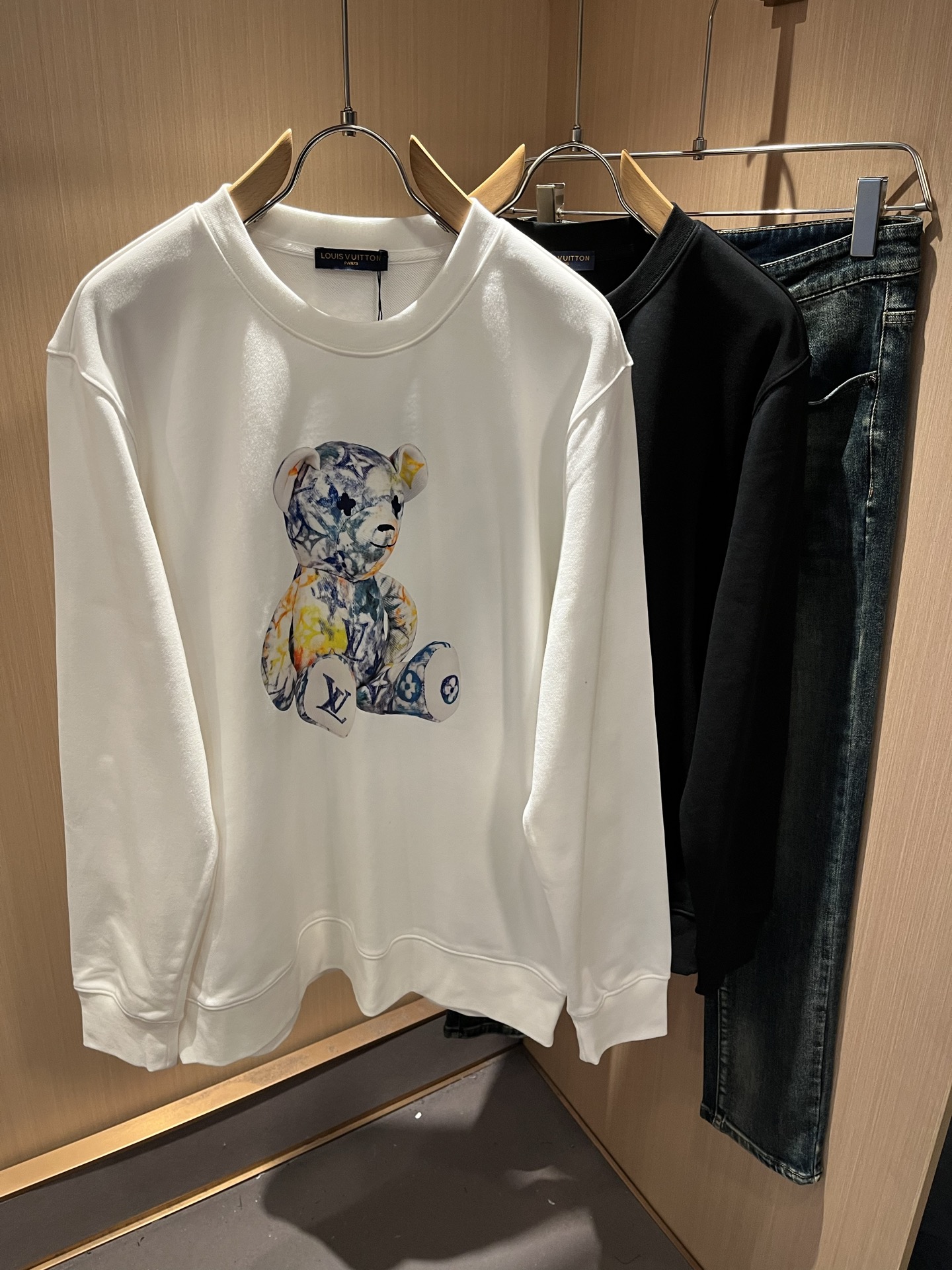 LouisVuitt*路易*登 2025秋冬卫衣全新系列单品上线，非常时髦前卫的一款男女同款短袖T恤，标