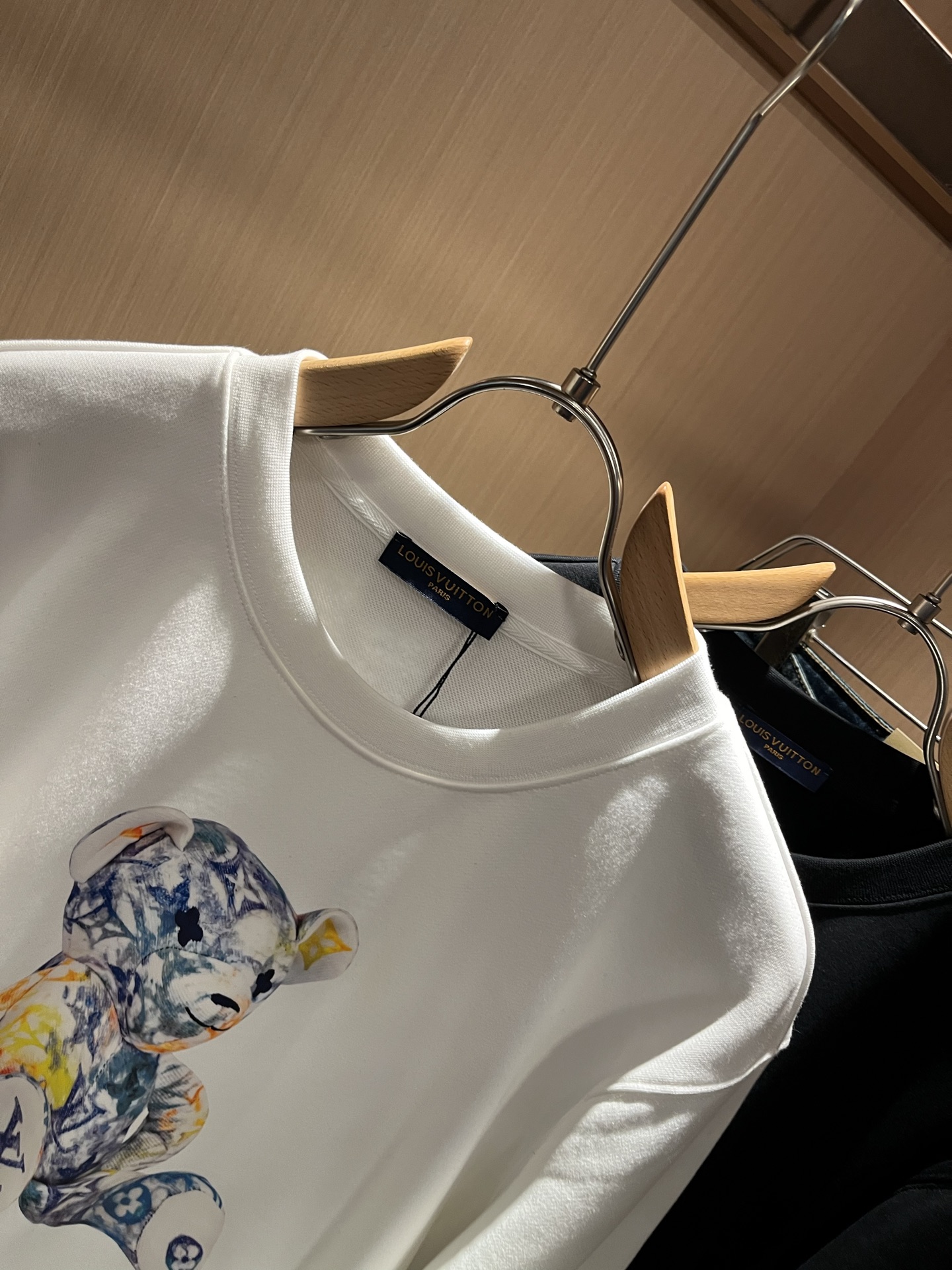 LouisVuitt*路易*登 2025秋冬卫衣全新系列单品上线，非常时髦前卫的一款男女同款短袖T恤，标