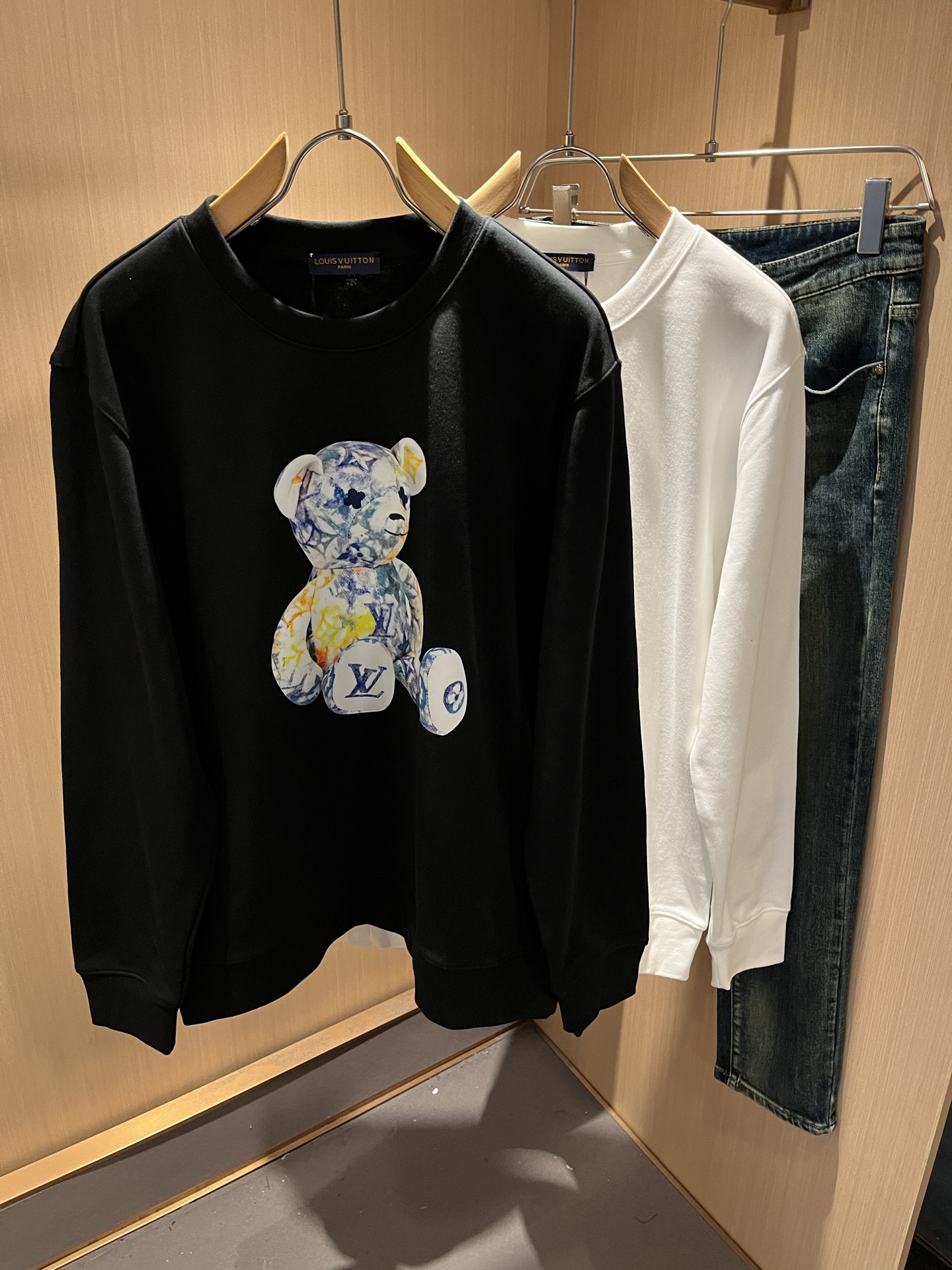 LouisVuitt*路易*登 2025秋冬卫衣全新系列单品上线，非常时髦前卫的一款男女同款短袖T恤，标