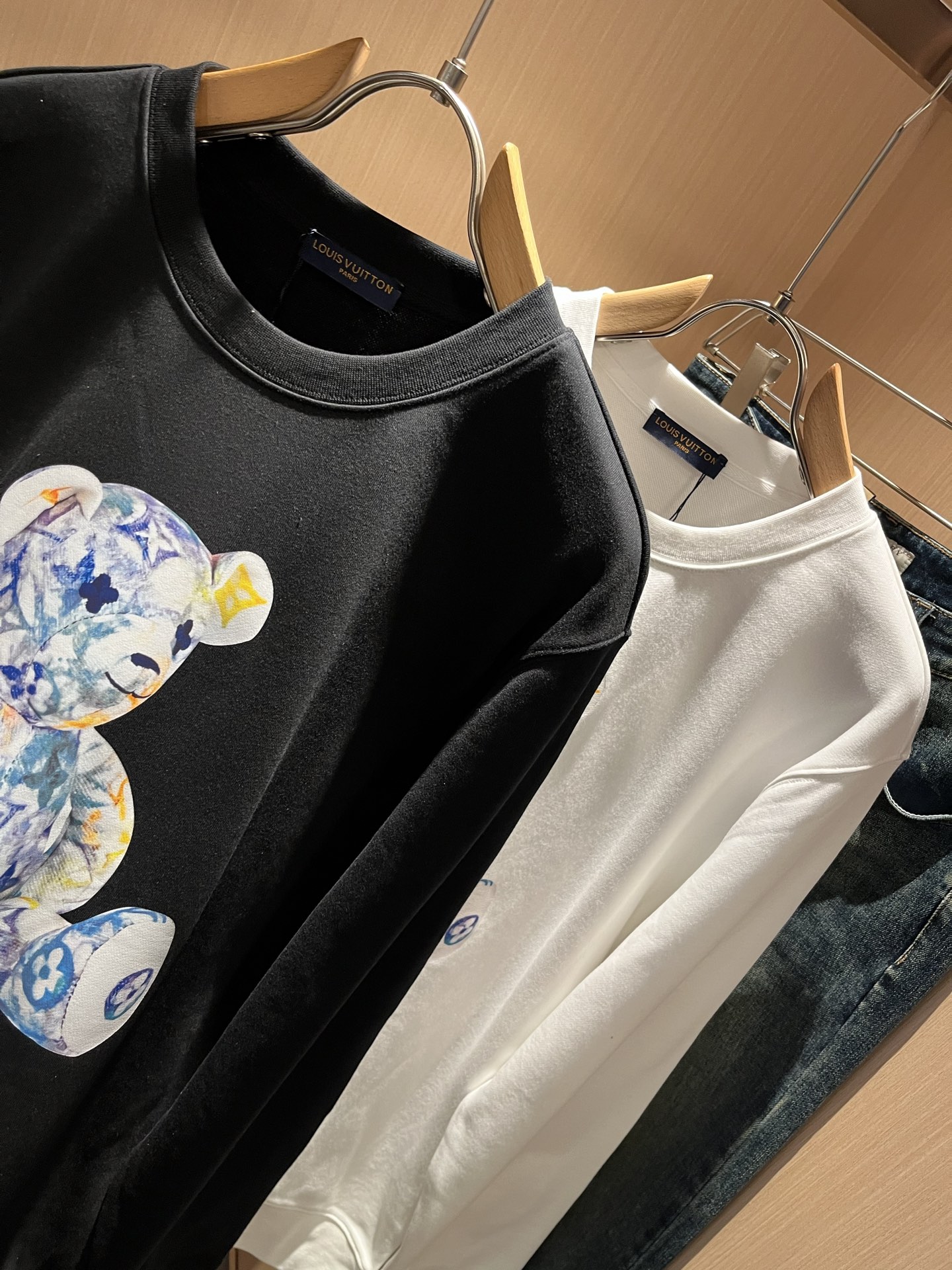 LouisVuitt*路易*登 2025秋冬卫衣全新系列单品上线，非常时髦前卫的一款男女同款短袖T恤，标