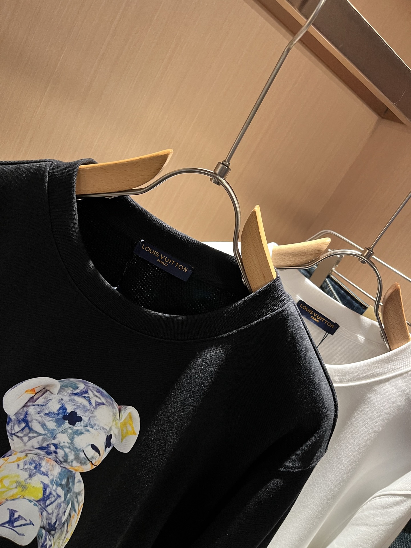 LouisVuitt*路易*登 2025秋冬卫衣全新系列单品上线，非常时髦前卫的一款男女同款短袖T恤，标