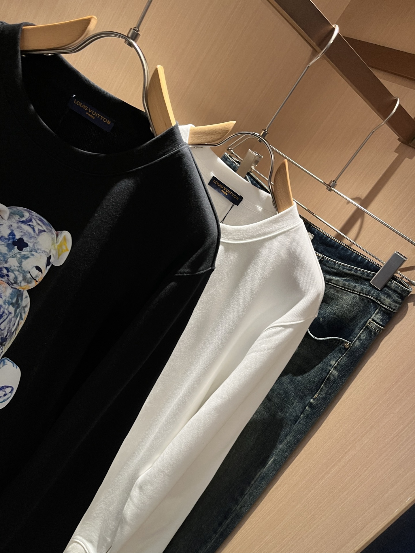 LouisVuitt*路易*登 2025秋冬卫衣全新系列单品上线，非常时髦前卫的一款男女同款短袖T恤，标