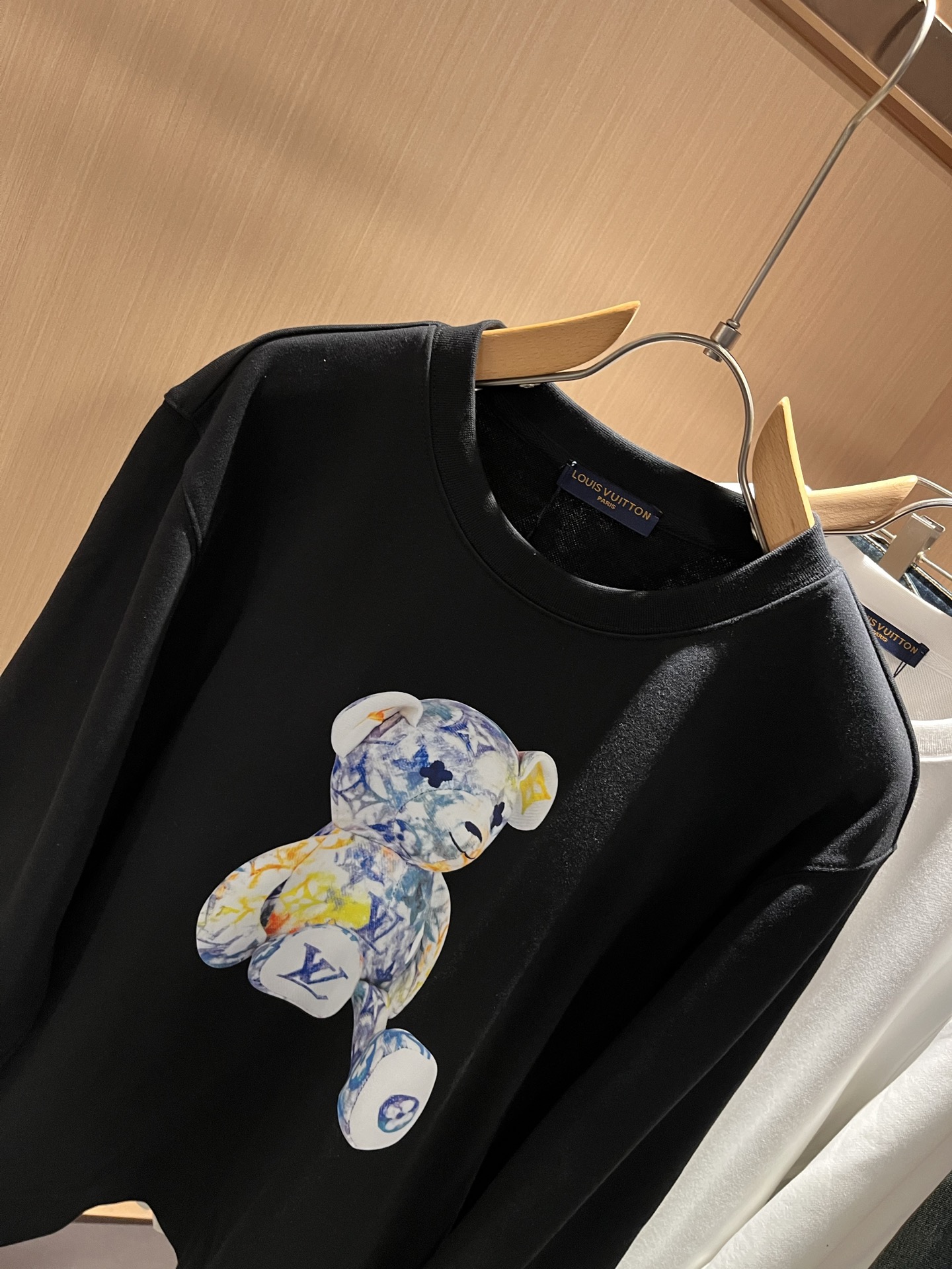 LouisVuitt*路易*登 2025秋冬卫衣全新系列单品上线，非常时髦前卫的一款男女同款短袖T恤，标