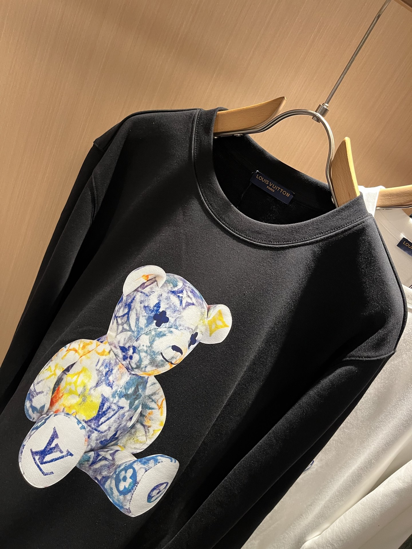 LouisVuitt*路易*登 2025秋冬卫衣全新系列单品上线，非常时髦前卫的一款男女同款短袖T恤，标