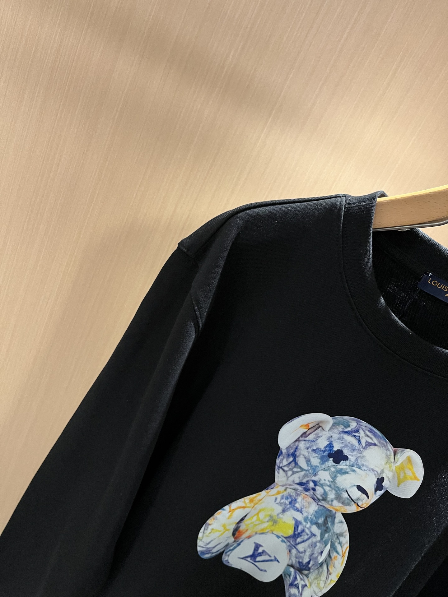 LouisVuitt*路易*登 2025秋冬卫衣全新系列单品上线，非常时髦前卫的一款男女同款短袖T恤，标