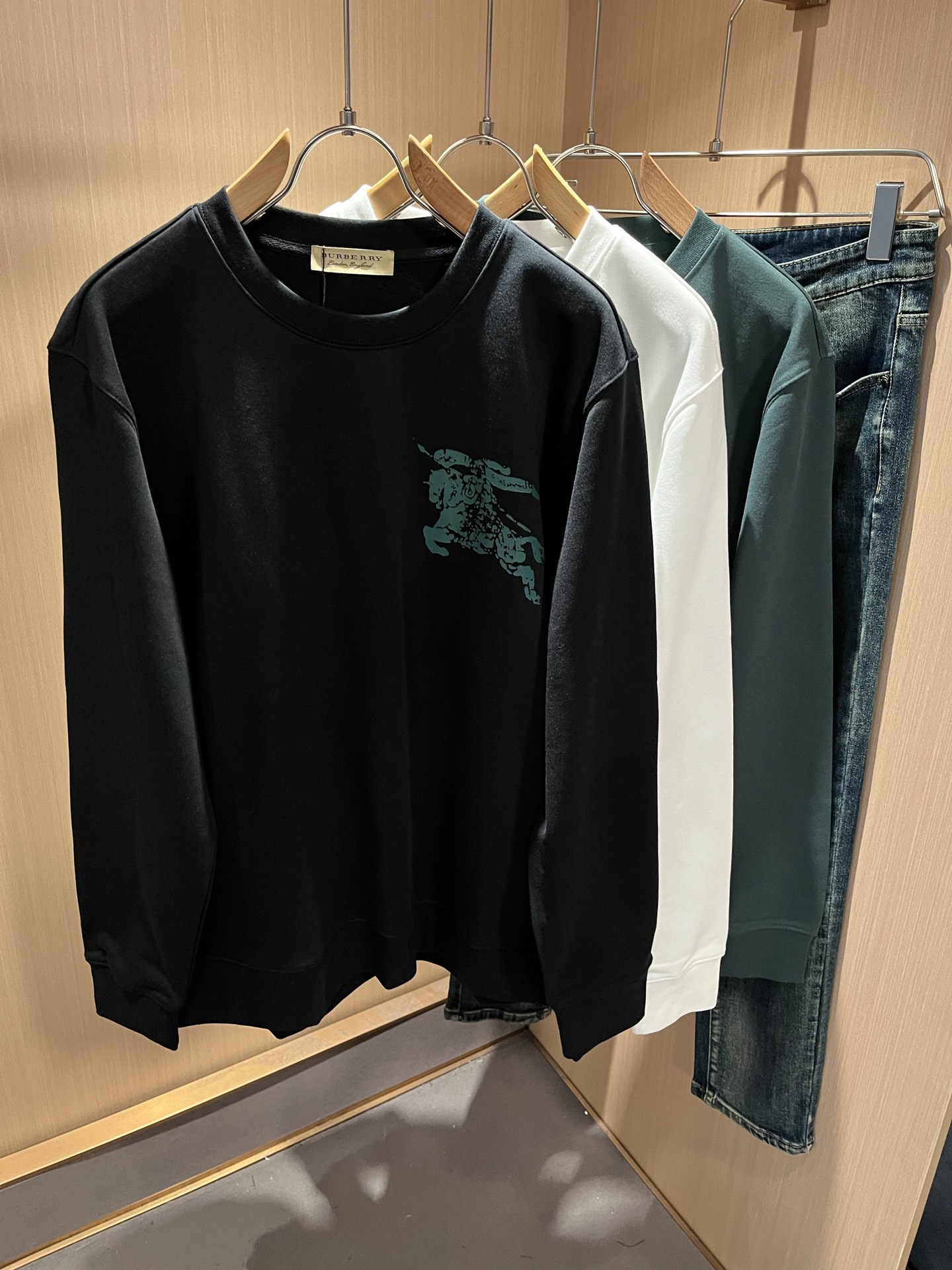 BURBER*Y巴*莉 2025秋冬新款男女同款👫基础休闲百搭棉质圆领卫衣，男女同款卫衣！贸易公司渠道稀